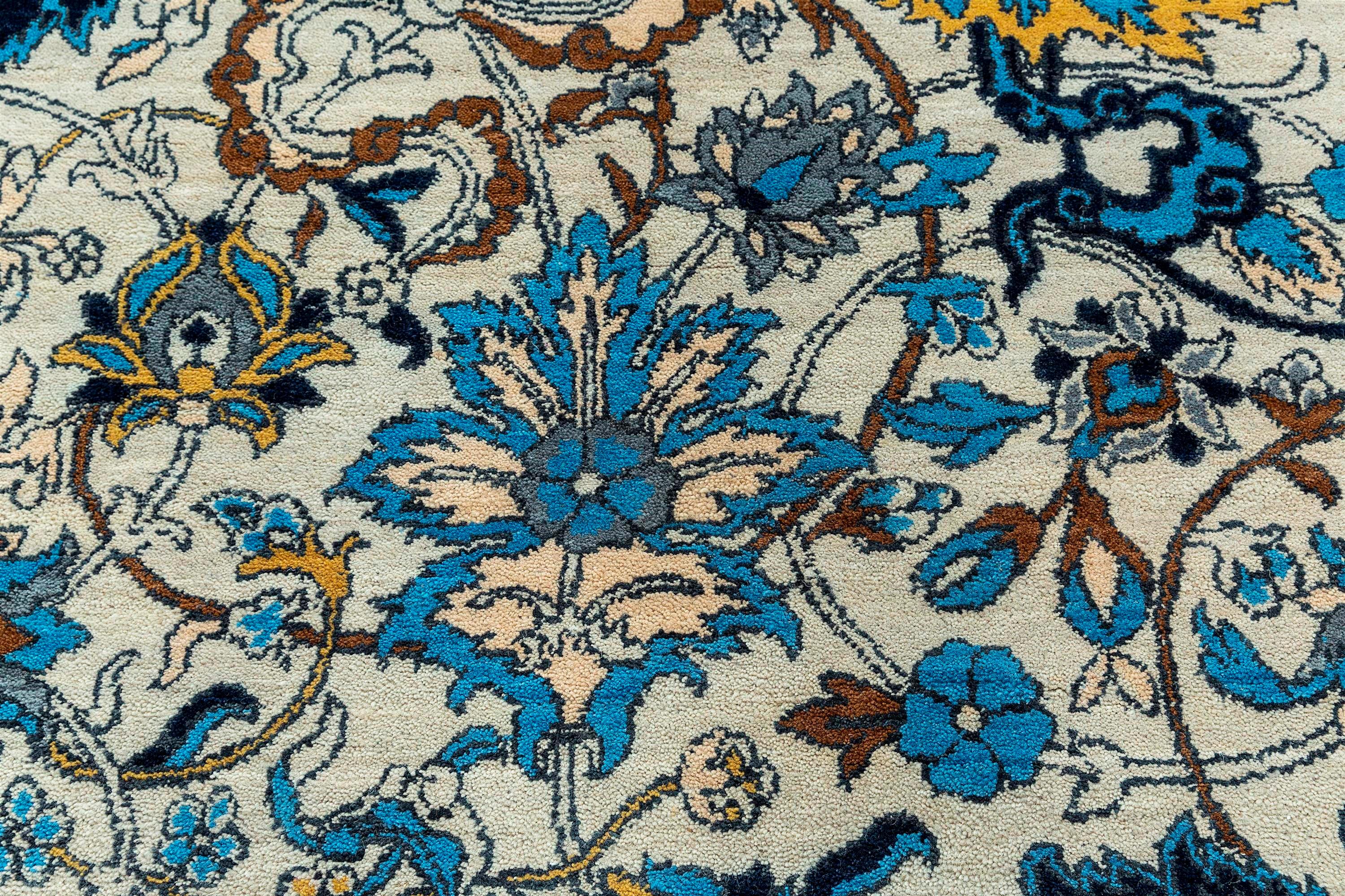 Esta pieza artesanal de nuestra colección Extremo Oriente es un impresionante testimonio de la fusión de la artesanía tradicional y la estética contemporánea. Con su diseño floreciente y su exquisita artesanía, esta alfombra de diseño sirve de punto