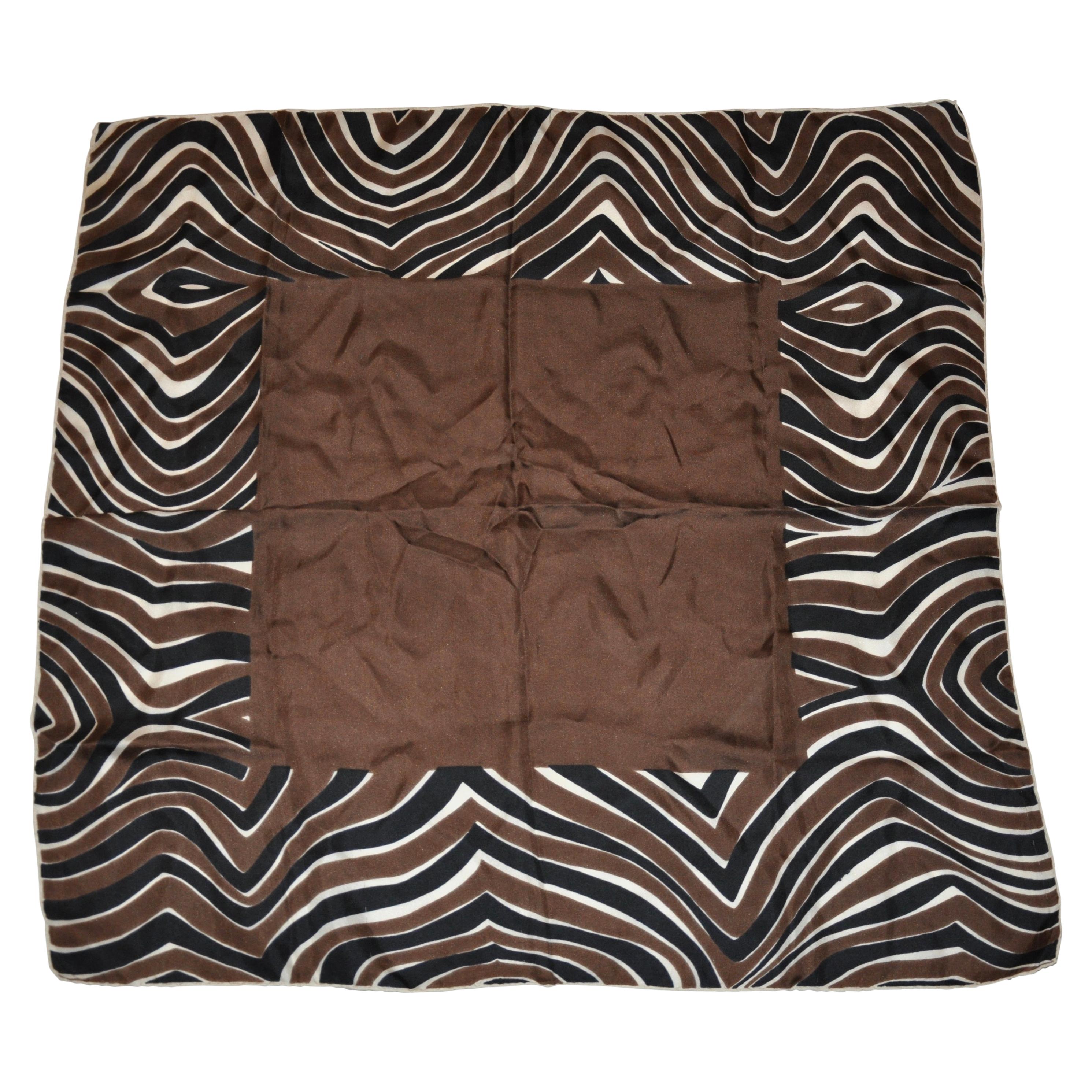 Bloomingdale's Chocolat Brown avec "Zebra Stripes" (rayures zébrées)  Foulard en soie Borders en vente