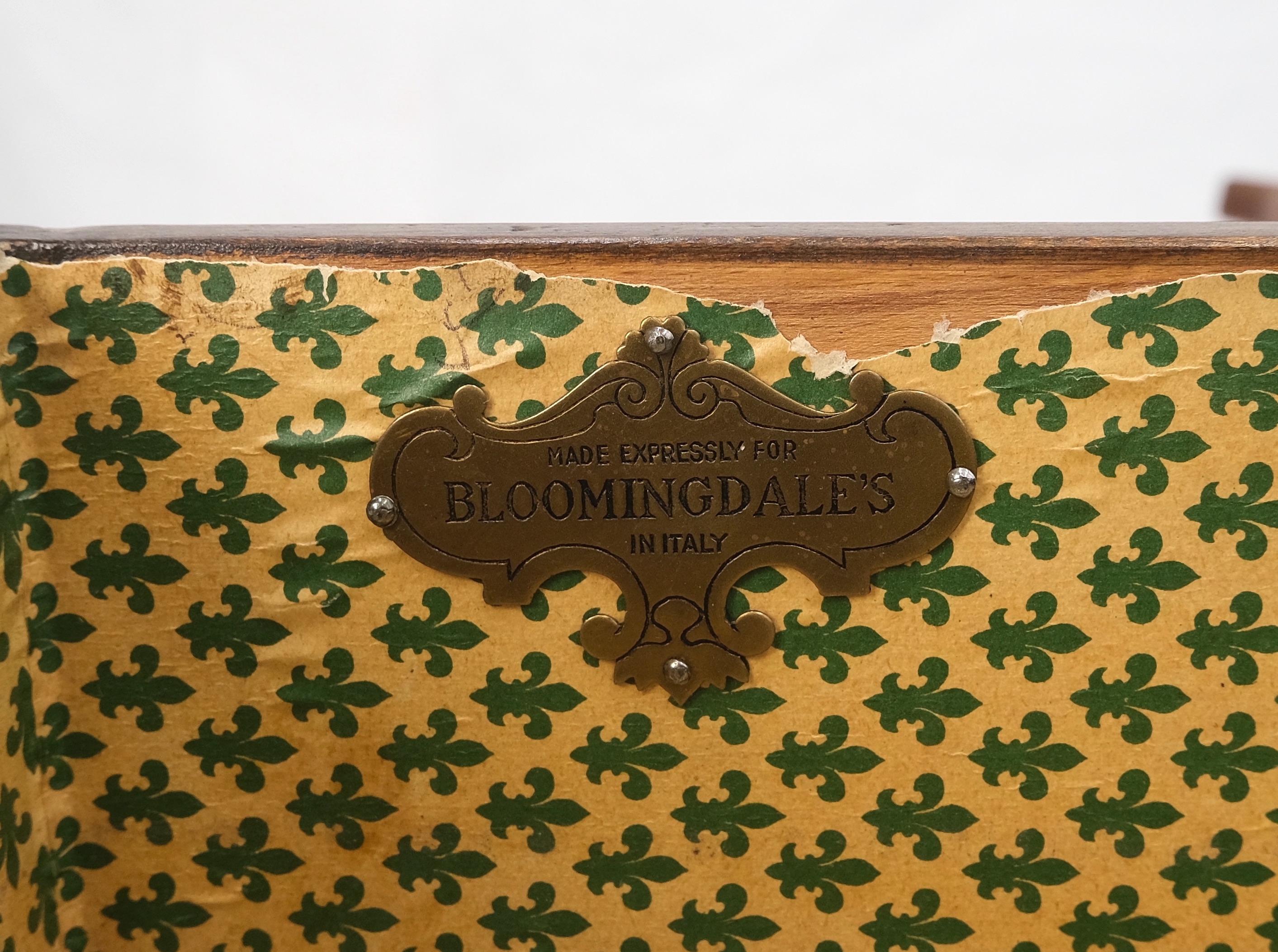 Bloomingdale's Lange Kommode mit Akkordeontür und 18 Schubladen aus dunklem Nussbaumholz MINT! (Moderne der Mitte des Jahrhunderts) im Angebot