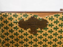 ¡Bloomingdale's Cómoda Larga Credenza Puerta Acordeón 18 Cajones Nogal Oscuro MENTA!