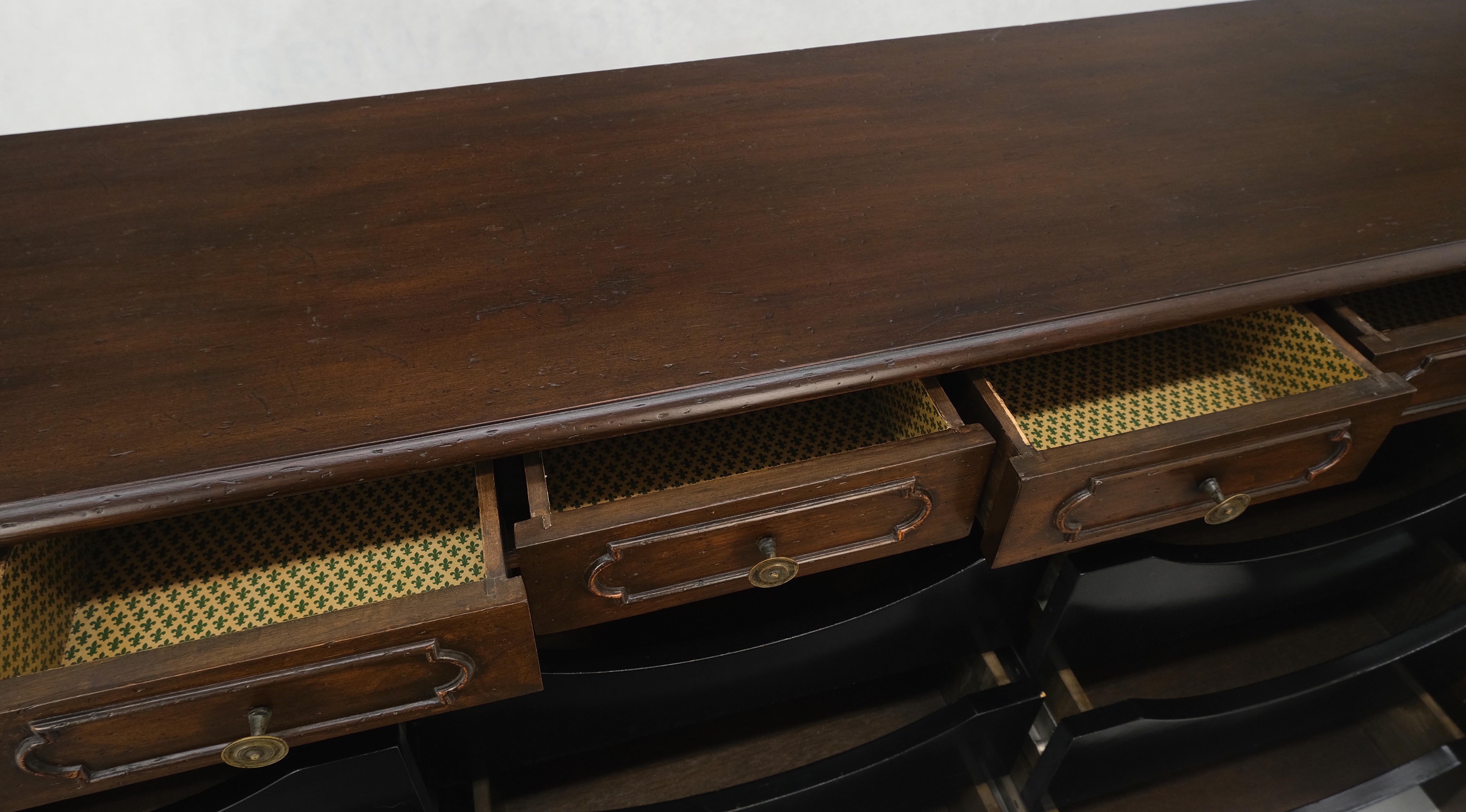 Comò lungo Bloomingdale's Credenza con anta a fisarmonica 18 cassetti Noce scuro MINT! In condizioni buone in vendita a Rockaway, NJ