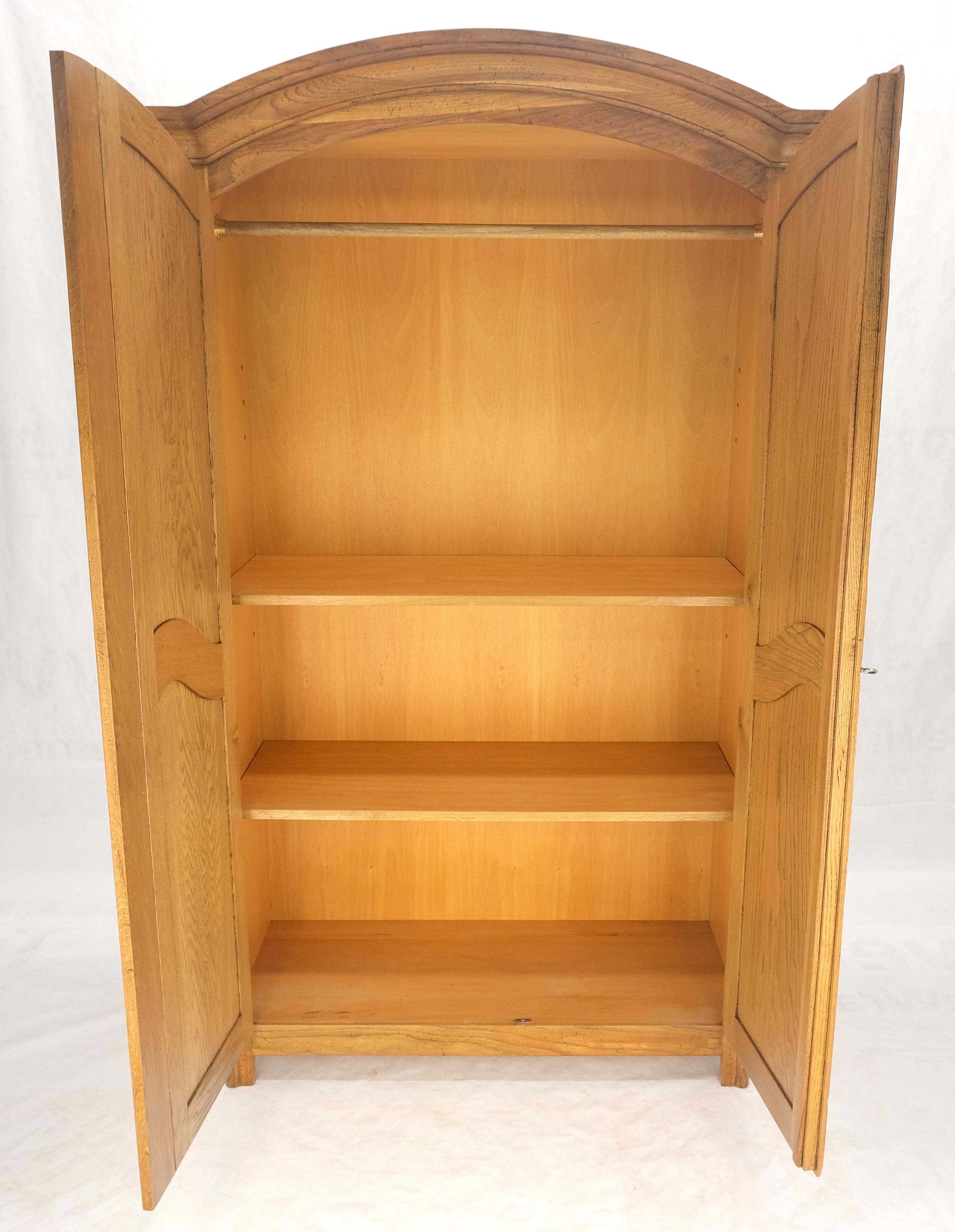 Ottone Bloomingdale's Made in Italy Armadio a 2 ante a cupola in castagno Ripiani regolabili in vendita