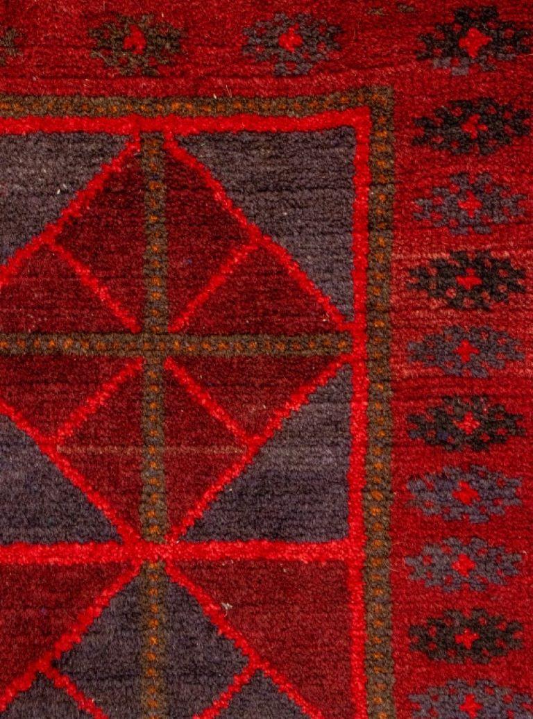 Bloomingdales Pakistani Wool Rug 4.6' x 2.5' In Good Condition For Sale In New York, NY