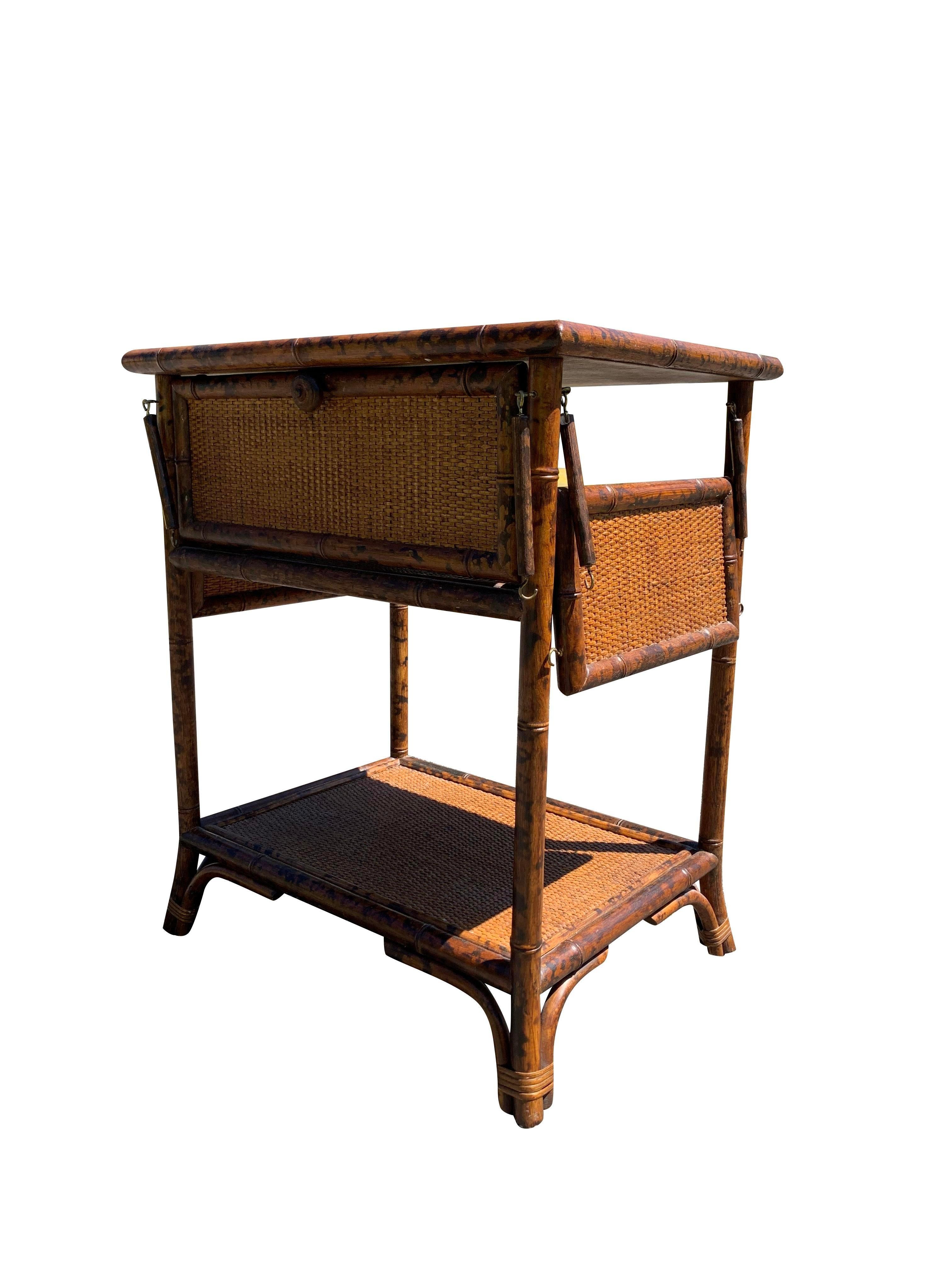 Vintage Bloomingdale's Rattan Wicker End Tabelle

Dieser Beistelltisch im Vintage-Stil ist ein Muss für jeden, der seinem Zuhause einen Hauch von Küsten-Chic verleihen möchte. Das einzigartige Design und die funktionellen Eigenschaften machen ihn zu