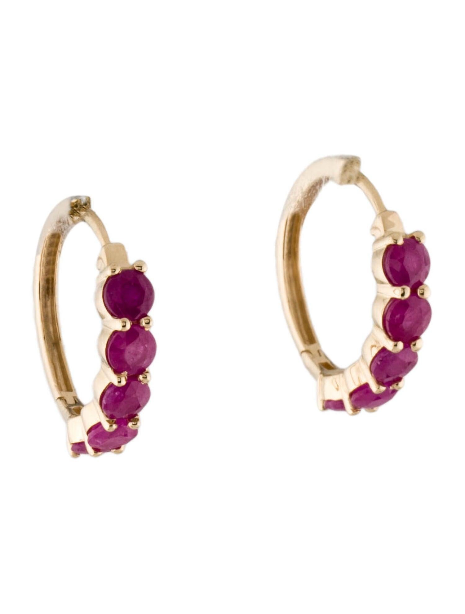 Lassen Sie sich von unseren Blooms of Passion Ruby Earrings verzaubern, einem Meisterwerk aus der luxuriösen Kollektion von Jeweltique. Tauchen Sie ein in das reiche Erbe von über 50 Jahren Handwerkskunst und Leidenschaft für Qualität, die unsere