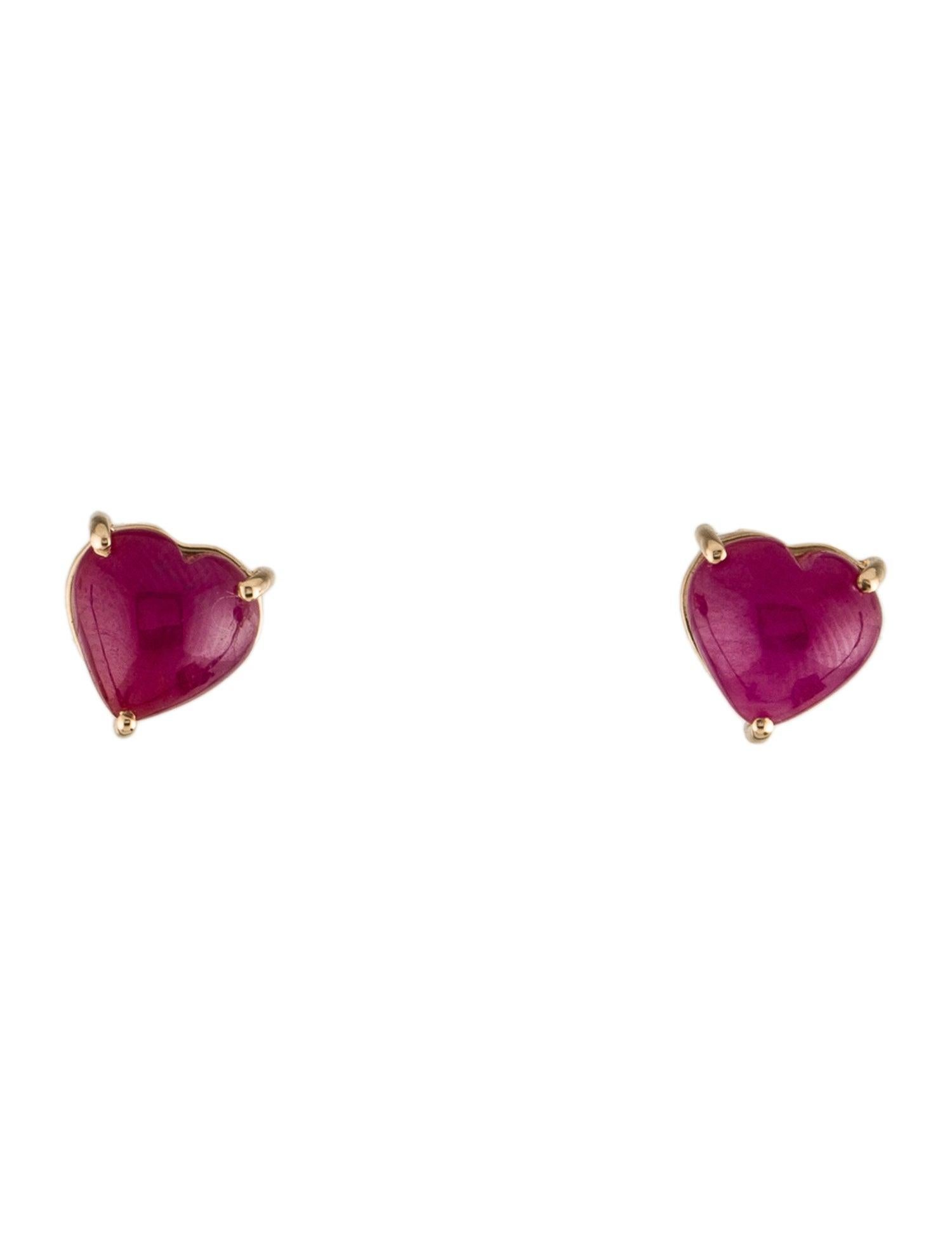 Tauchen Sie ein in die Anziehungskraft unserer Blooms of Passion Ruby Heart Earrings, ein fesselndes Zeugnis für die Verbindung von exquisiter Handwerkskunst und den leuchtenden Farben der Natur. Diese Ohrringe von Jeweltique, einem Namen, der für