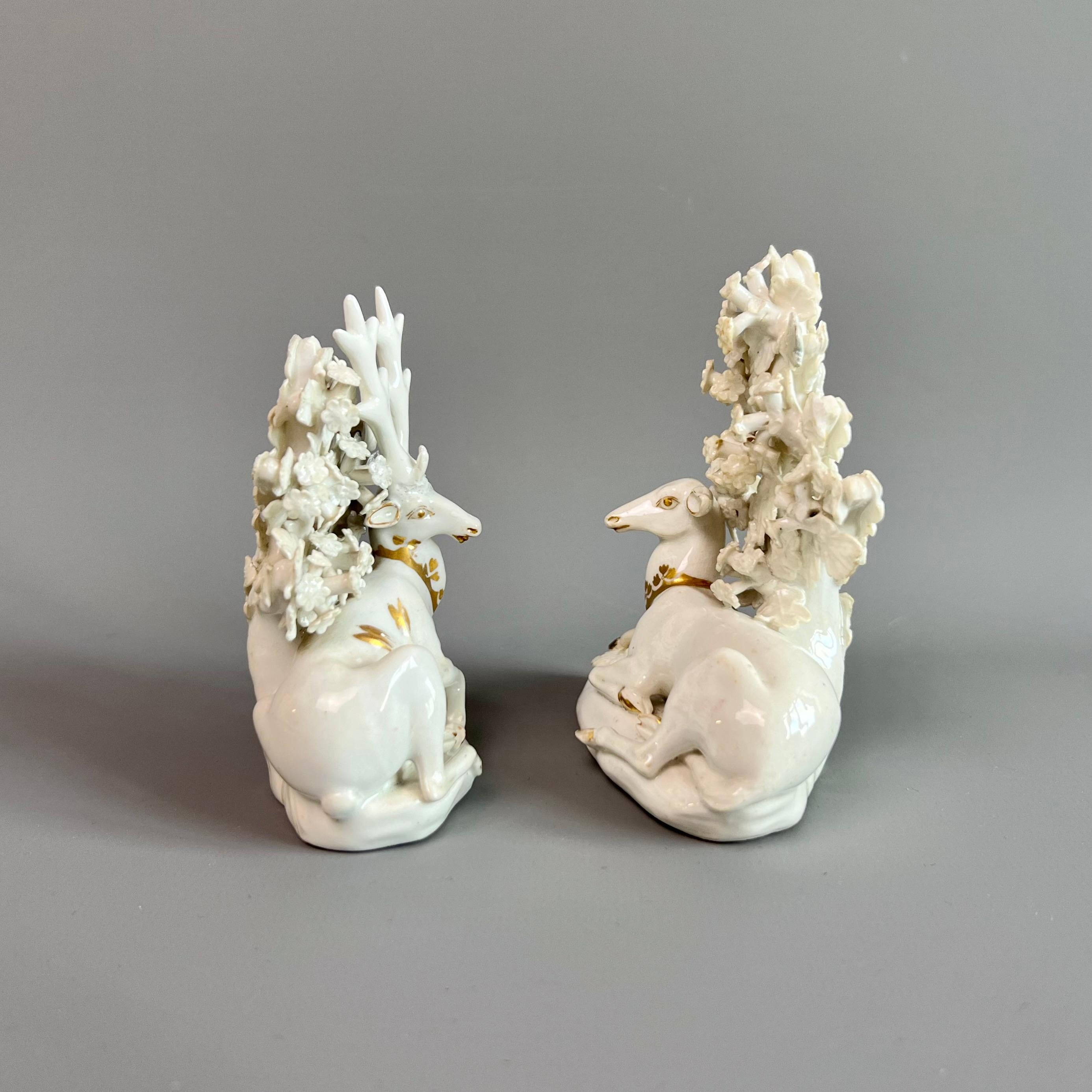 Voici une très charmante paire de figurines en porcelaine représentant un cerf et une biche, probablement fondues.  par Derby vers 1760 et décoré par Bloor Derby en 1820. Les figurines sont en porcelaine blanche simple avec des accents dorés