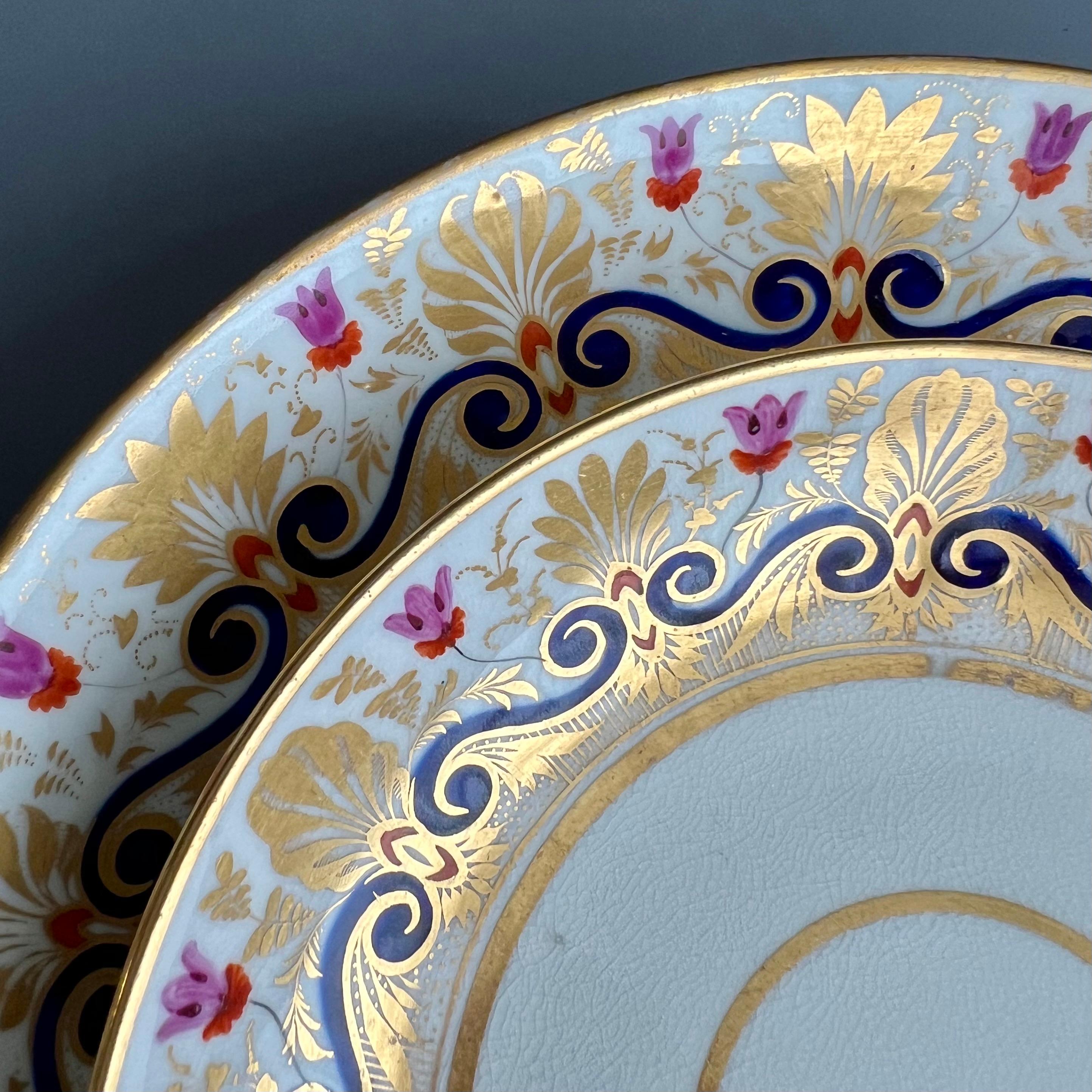 Tasse à déjeuner en porcelaine Bloor Derby avec assiette, dorée avec fleurs violettes, vers 1825 en vente 3