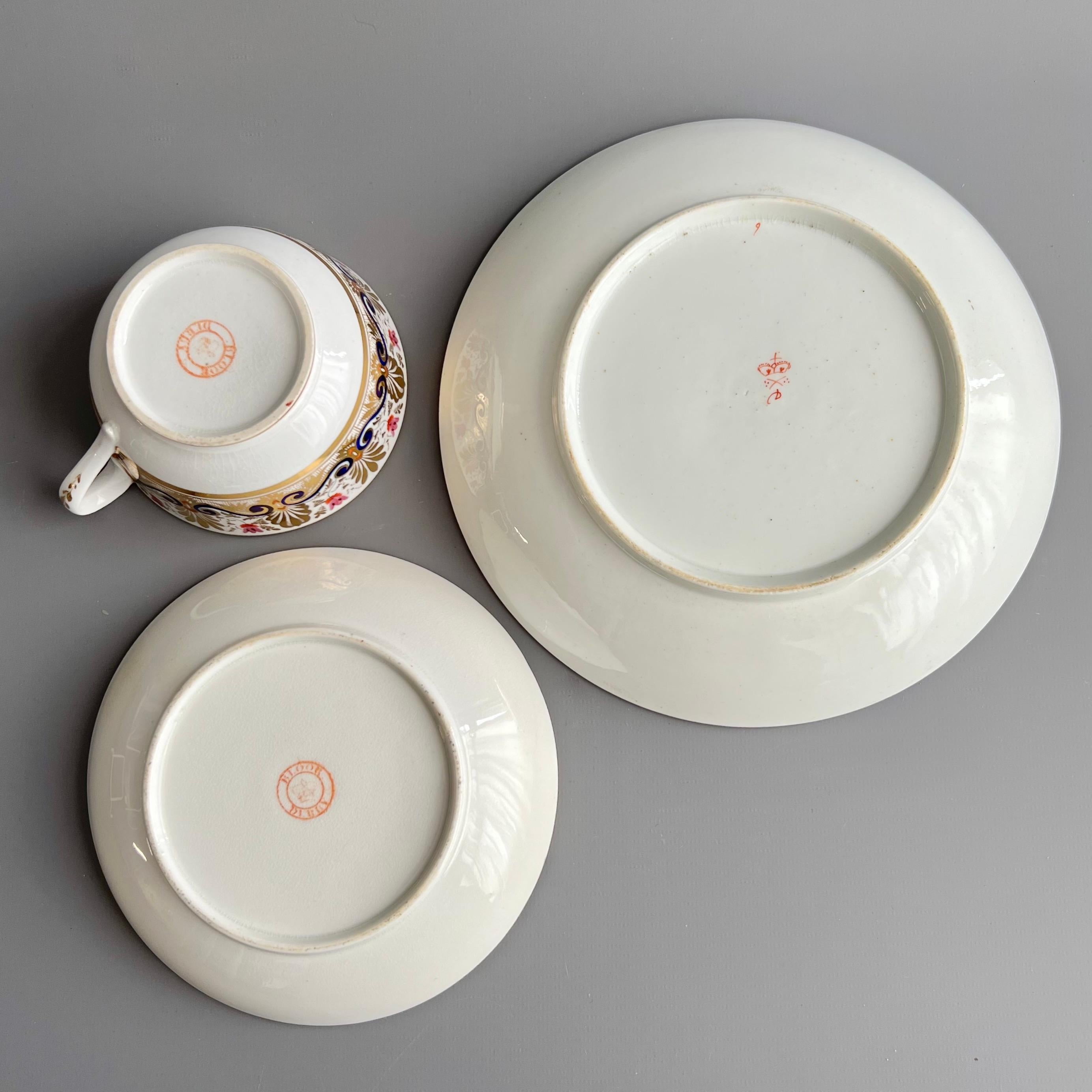 Tasse à déjeuner en porcelaine Bloor Derby avec assiette, dorée avec fleurs violettes, vers 1825 en vente 6