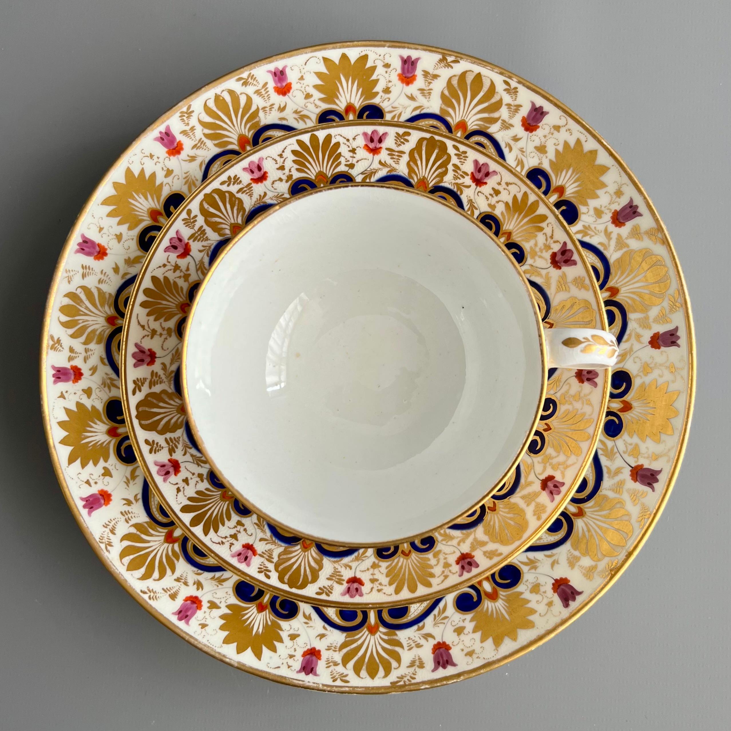 Regency Tasse à déjeuner en porcelaine Bloor Derby avec assiette, dorée avec fleurs violettes, vers 1825 en vente