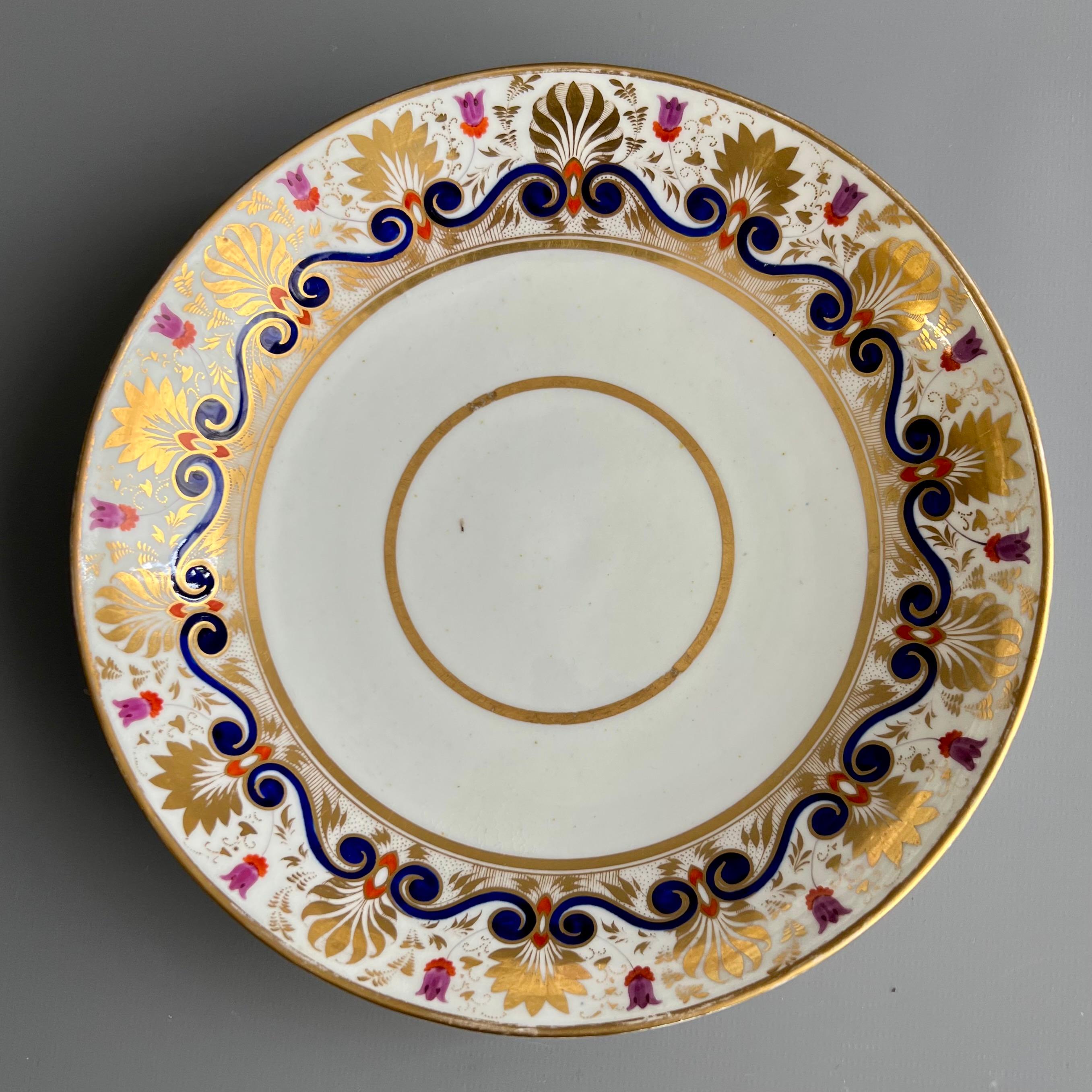 Anglais Tasse à déjeuner en porcelaine Bloor Derby avec assiette, dorée avec fleurs violettes, vers 1825 en vente
