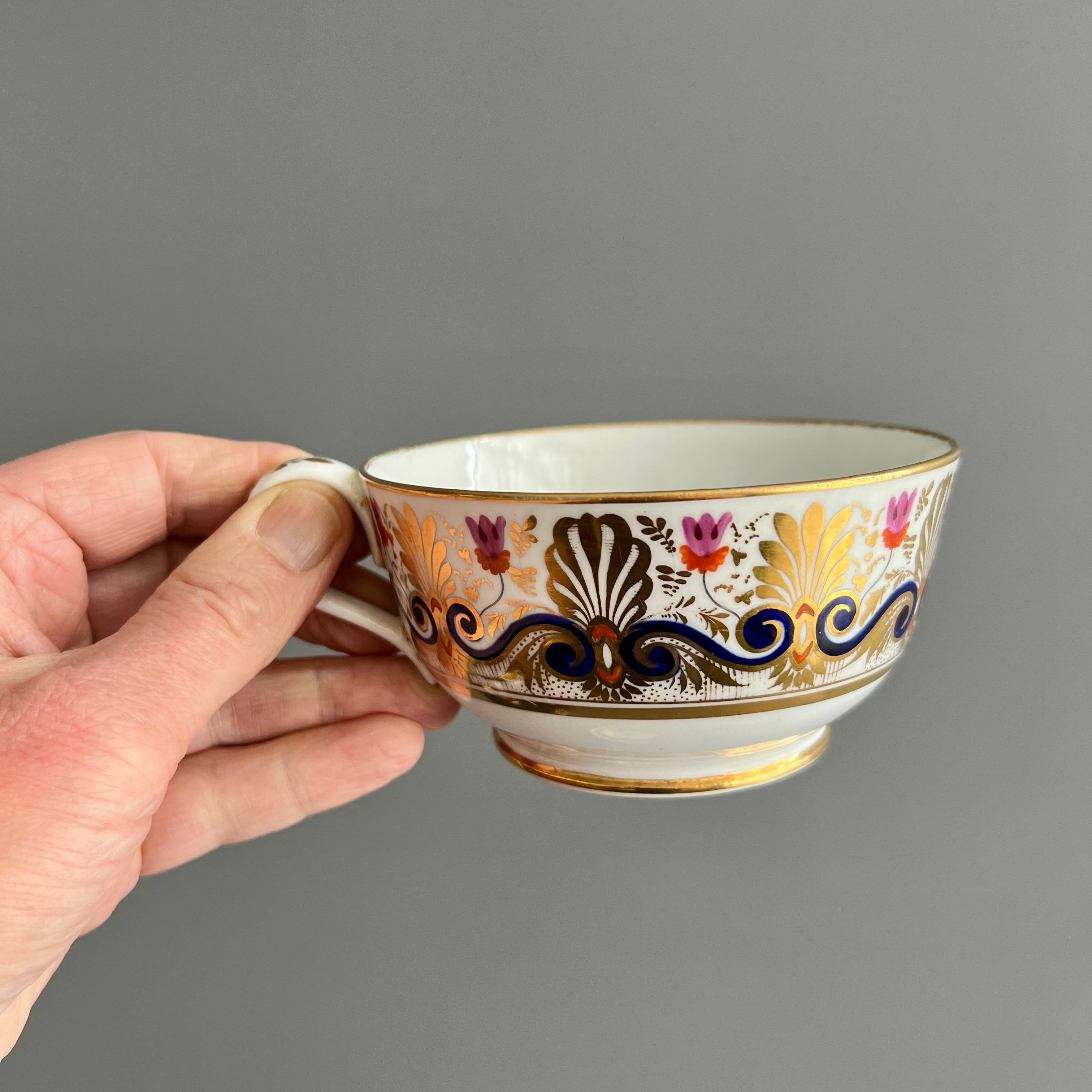 Peint à la main Tasse à déjeuner en porcelaine Bloor Derby avec assiette, dorée avec fleurs violettes, vers 1825 en vente