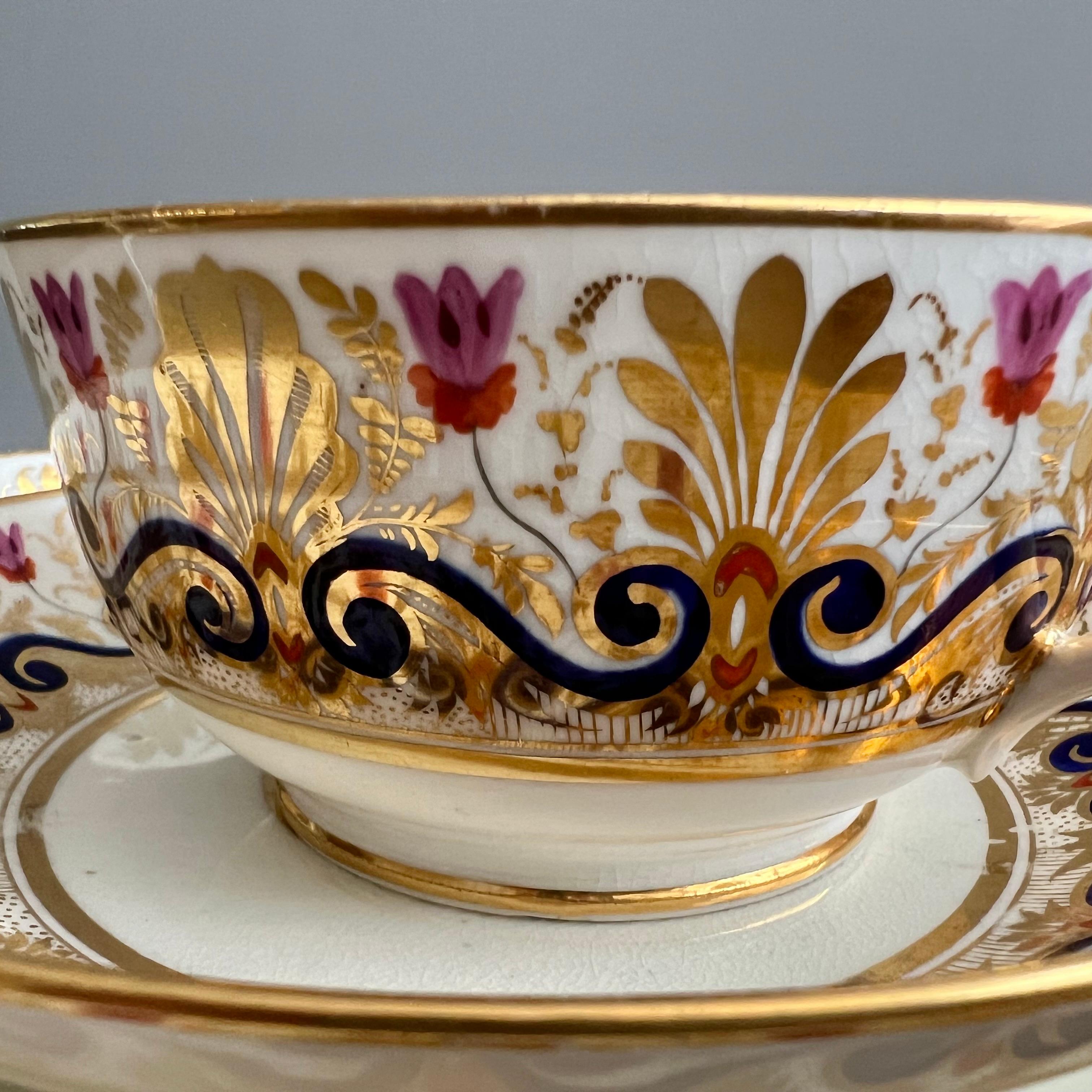 Tasse à déjeuner en porcelaine Bloor Derby avec assiette, dorée avec fleurs violettes, vers 1825 Bon état - En vente à London, GB