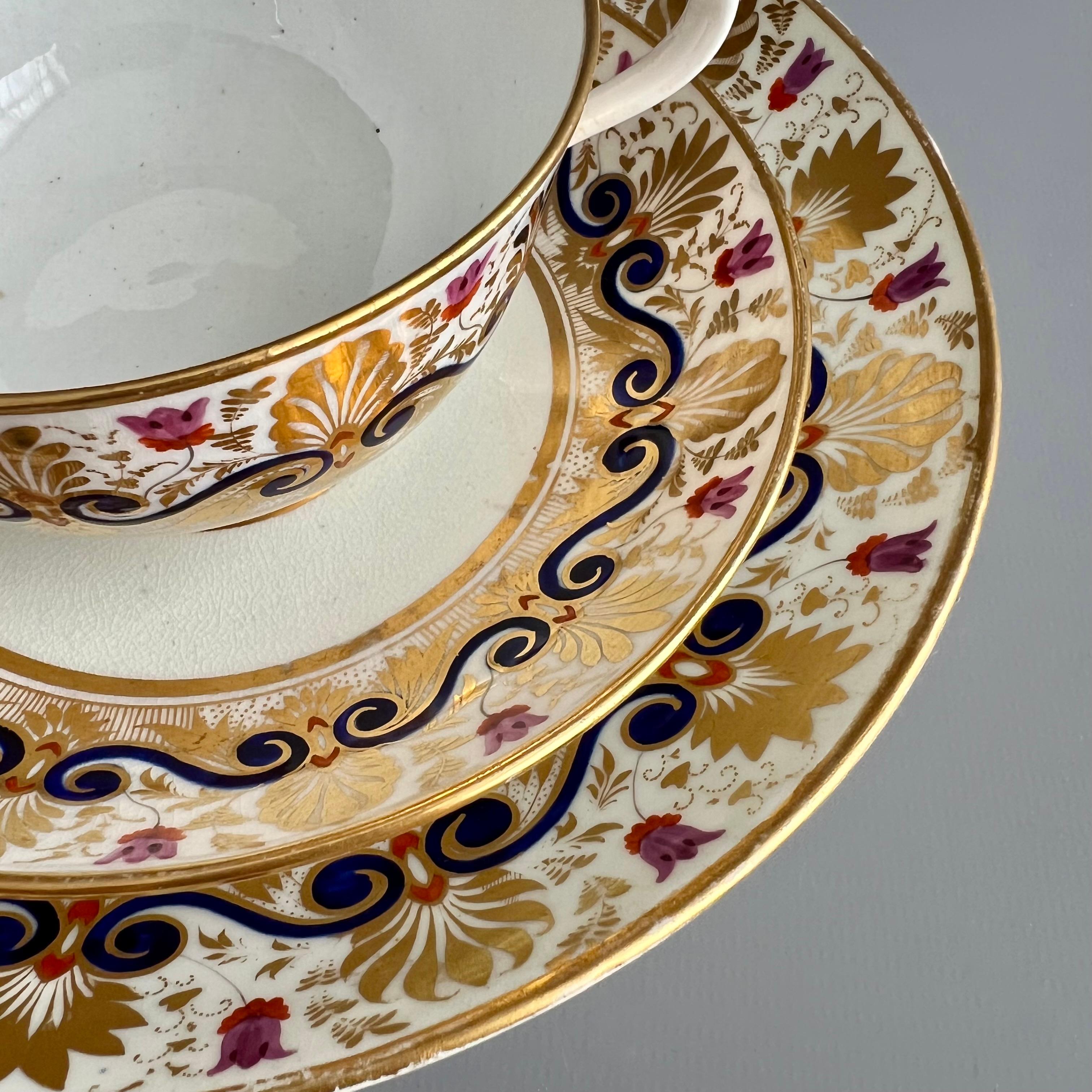 Début du XIXe siècle Tasse à déjeuner en porcelaine Bloor Derby avec assiette, dorée avec fleurs violettes, vers 1825 en vente