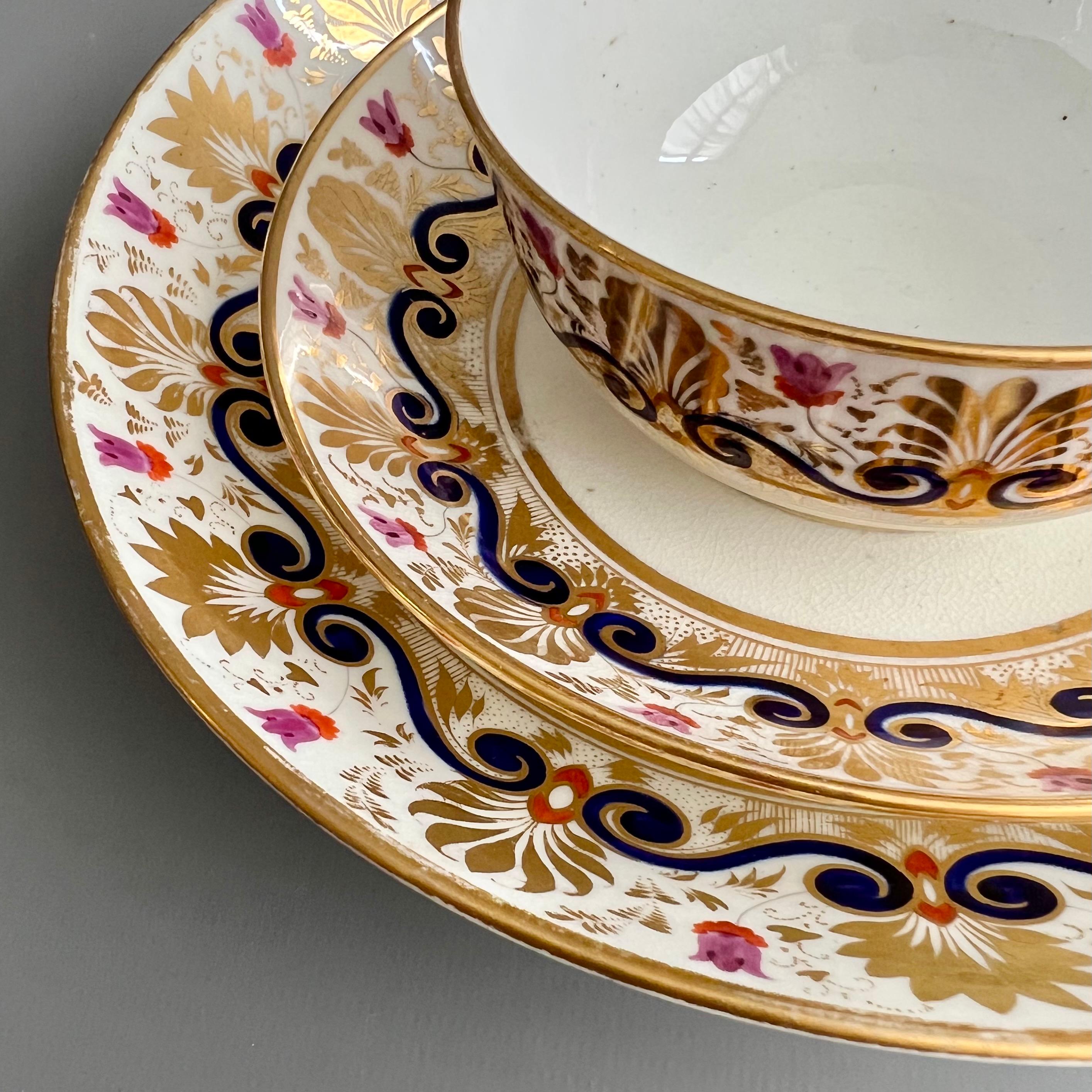 Porcelaine Tasse à déjeuner en porcelaine Bloor Derby avec assiette, dorée avec fleurs violettes, vers 1825 en vente