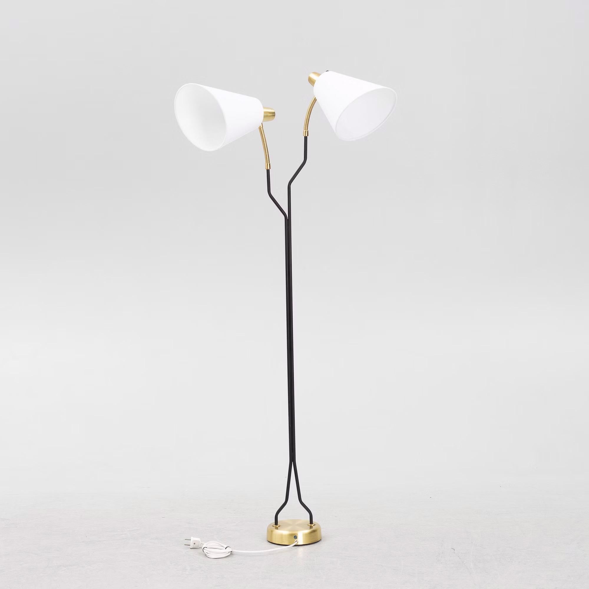 Scandinave moderne Lampe Bloor en laiton/métal laqué par Eskilstuna Elektro Fabriks AB en vente