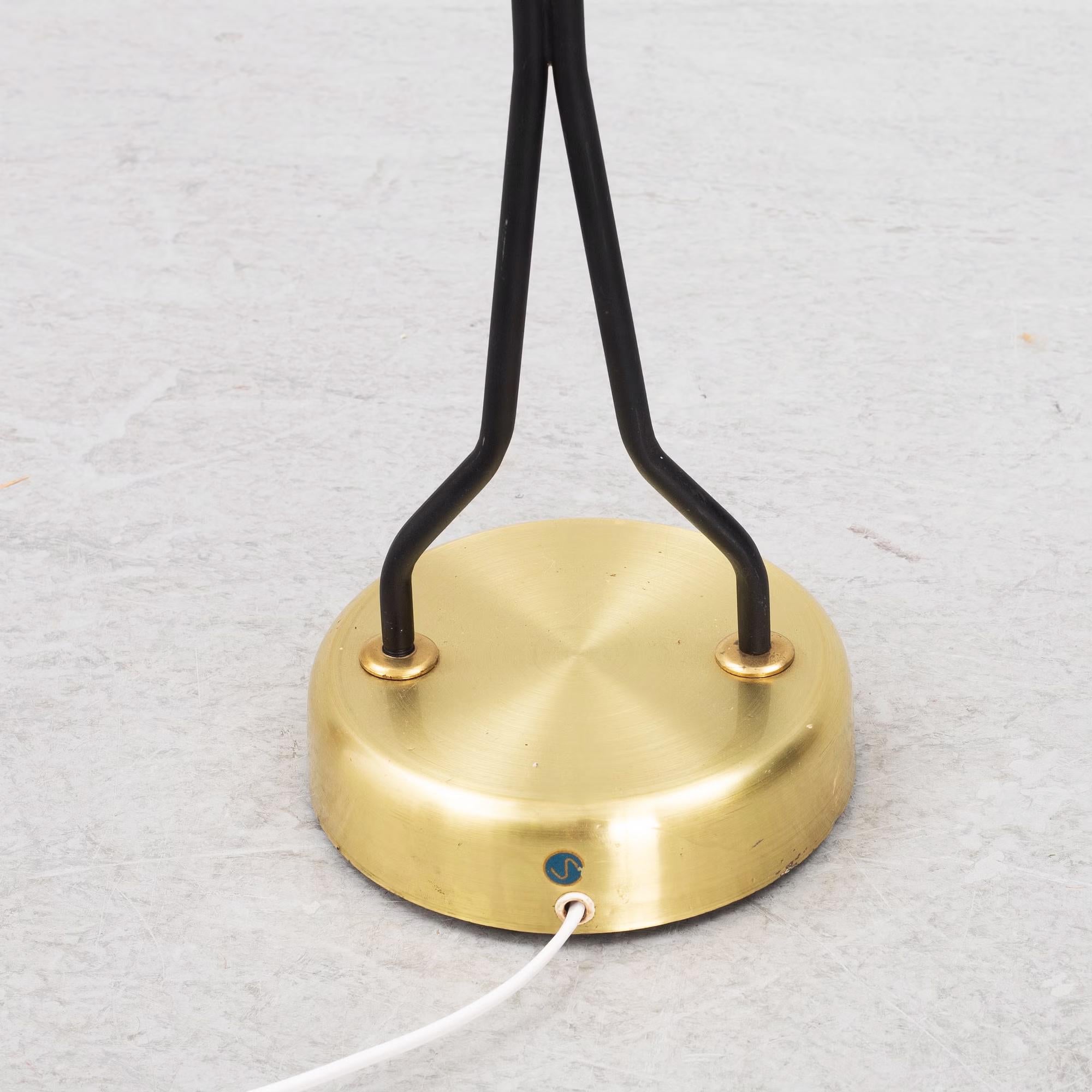 Milieu du XXe siècle Lampe Bloor en laiton/métal laqué par Eskilstuna Elektro Fabriks AB en vente