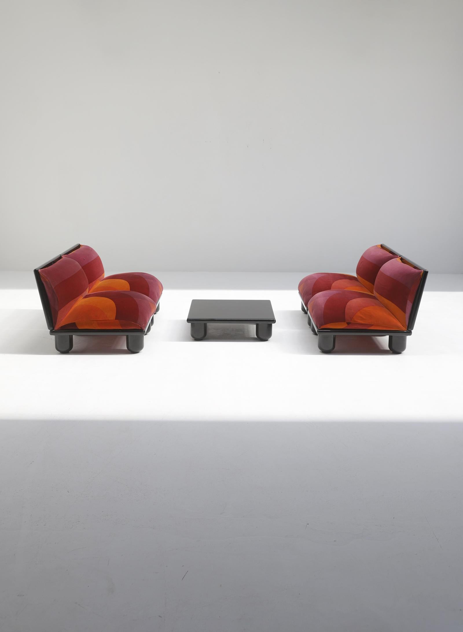 This set was already on my wishlist for a long time! The Carlo Bartoli Blop sofa elements was fabricated in 1972 by Rossi di Albizzate. It survived extremely well after 50 years. It is still in good condition. The original eye-catching fabric looks