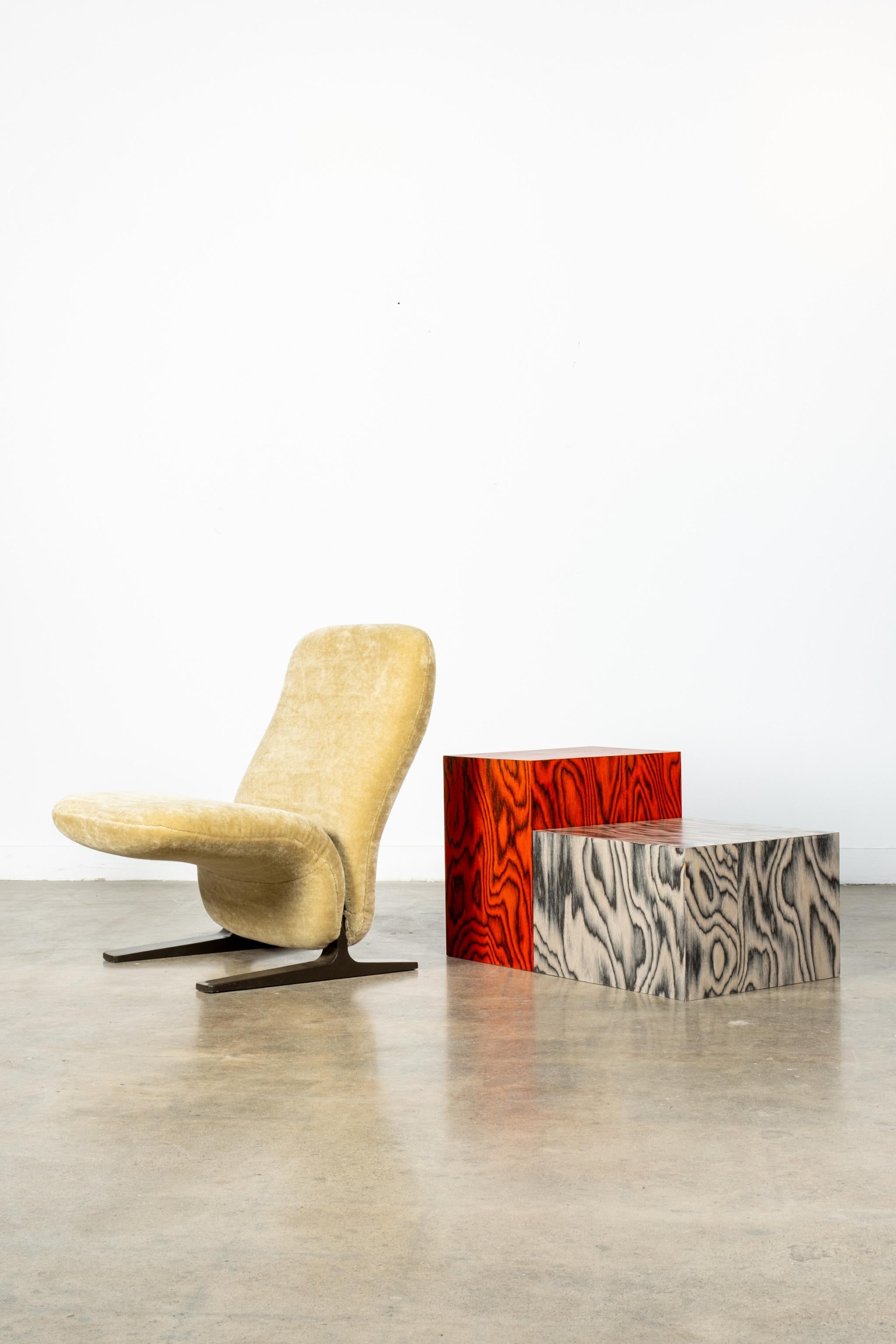 Designed By Bonne Choice Using Ettore Sottsass Veneer.
The veneer created by Ettore Sottsass in the 1980s – utilized for the first time in the Memphis collection – now becomes part of the Bonne Choice Bloques range in three color variants: red,