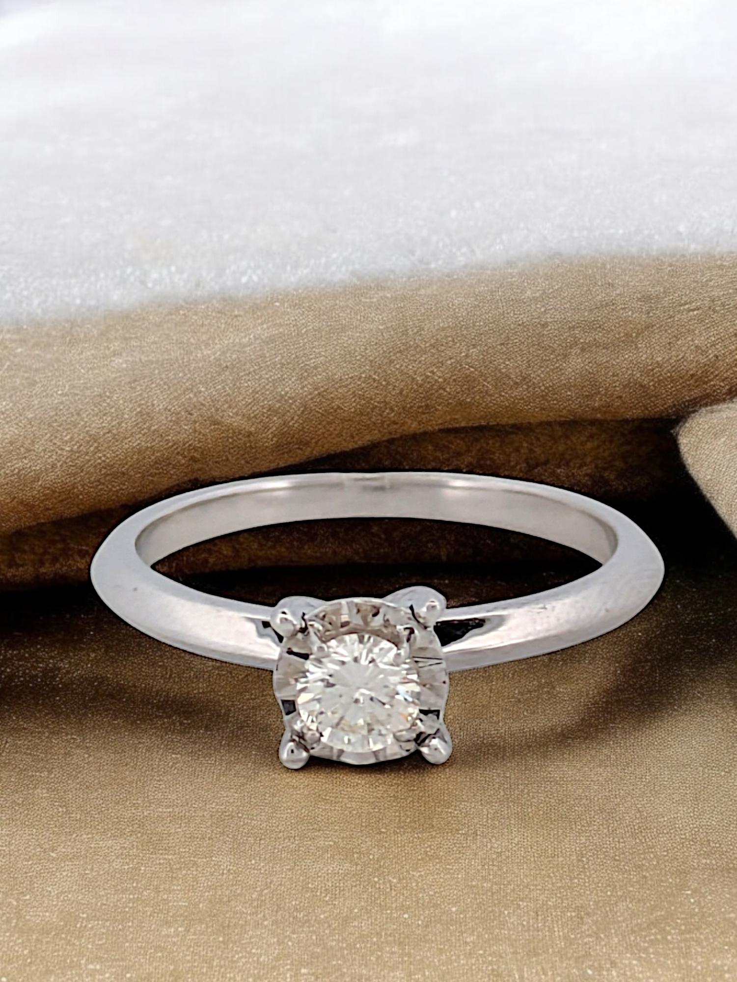 Moderno Fiore  Anello con diamante in oro bianco 14K, 0,23 CT, misura 6,5, fascia nuziale delicata in vendita