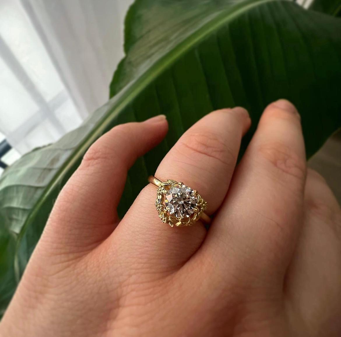 For Sale:  'Blossom' 1ct Natural Round Diamond Engagement Ring in 18ct Yellow Gold 5