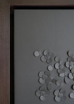 Blossom, un pezzo d'arte da parete in pelle grigia con scultura 3D