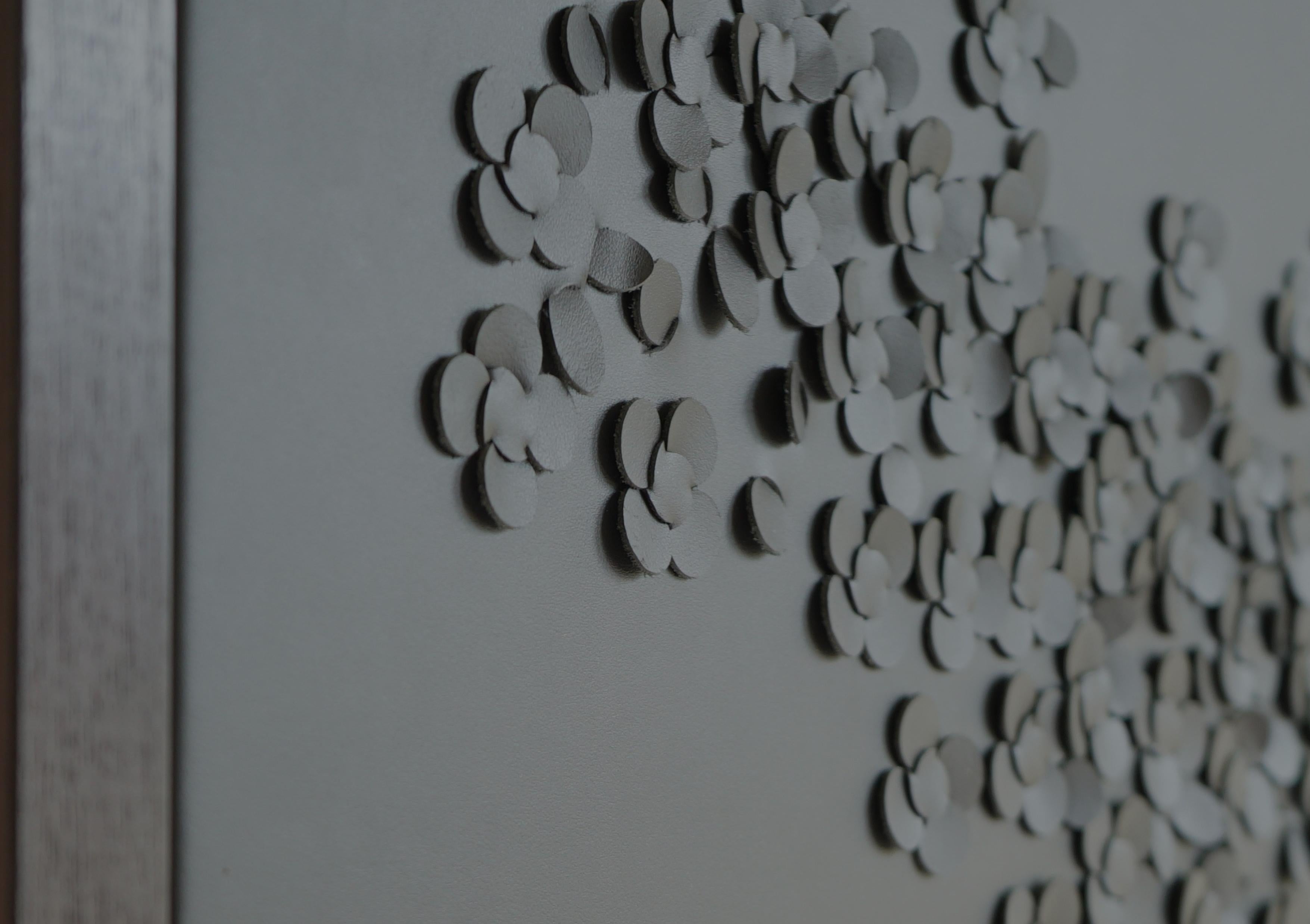 Blütenblatt, ein 3D-Skulptur-Wandkunstwerk aus grauem Leder (21. Jahrhundert und zeitgenössisch) im Angebot