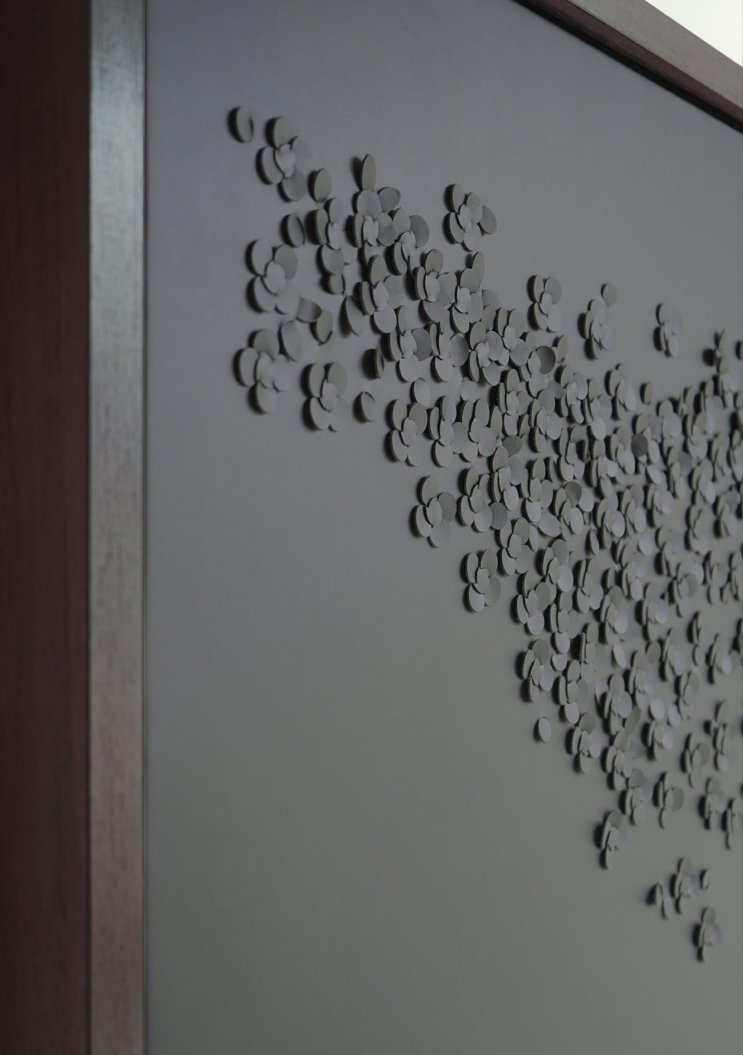 Blütenblatt, ein 3D-Skulptur-Wandkunstwerk aus grauem Leder (Moderne) im Angebot