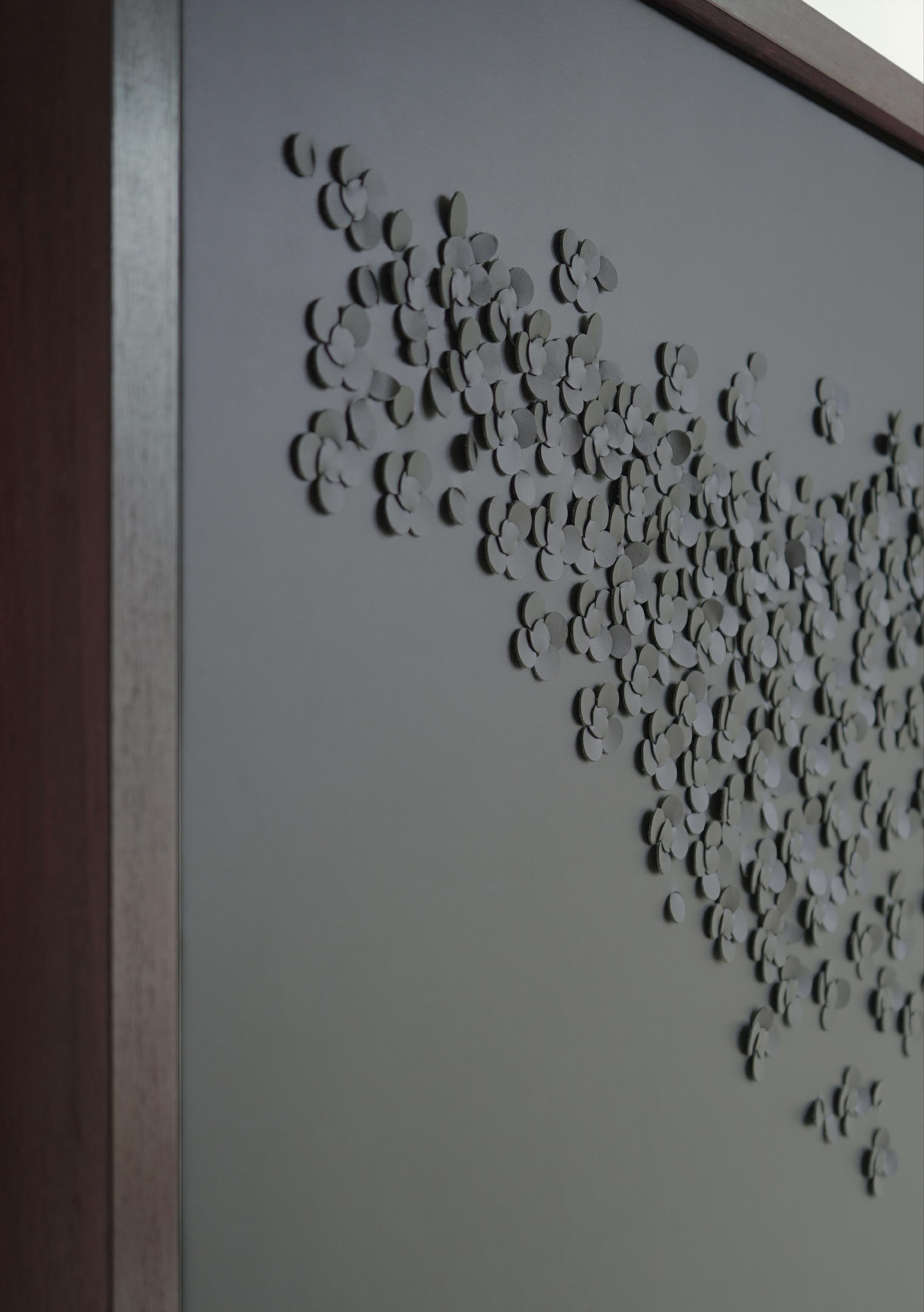 Moderno Blossom, un pezzo d'arte da parete in pelle grigia con scultura 3D in vendita