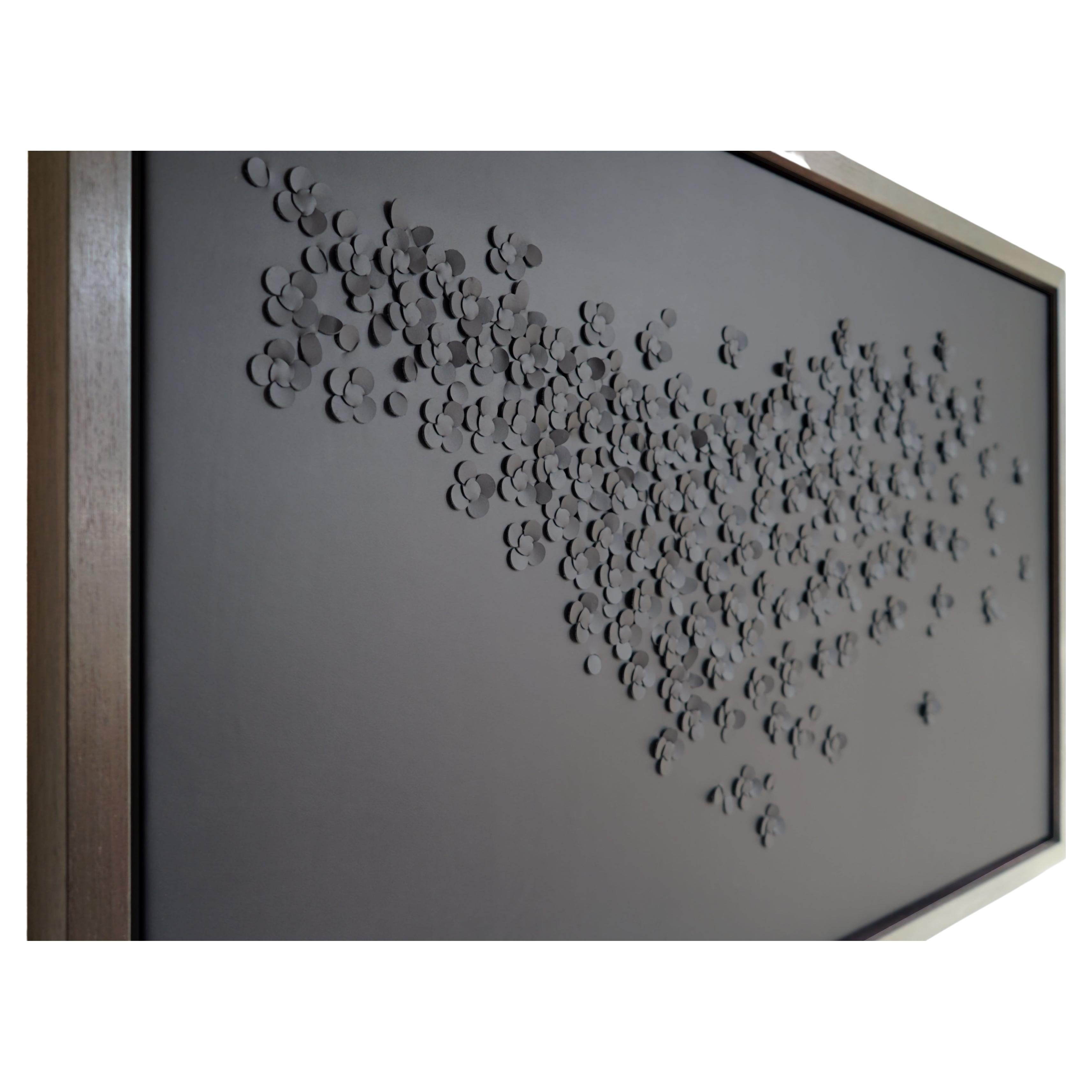 Blossom, un pezzo d'arte da parete in pelle grigia con scultura 3D in vendita