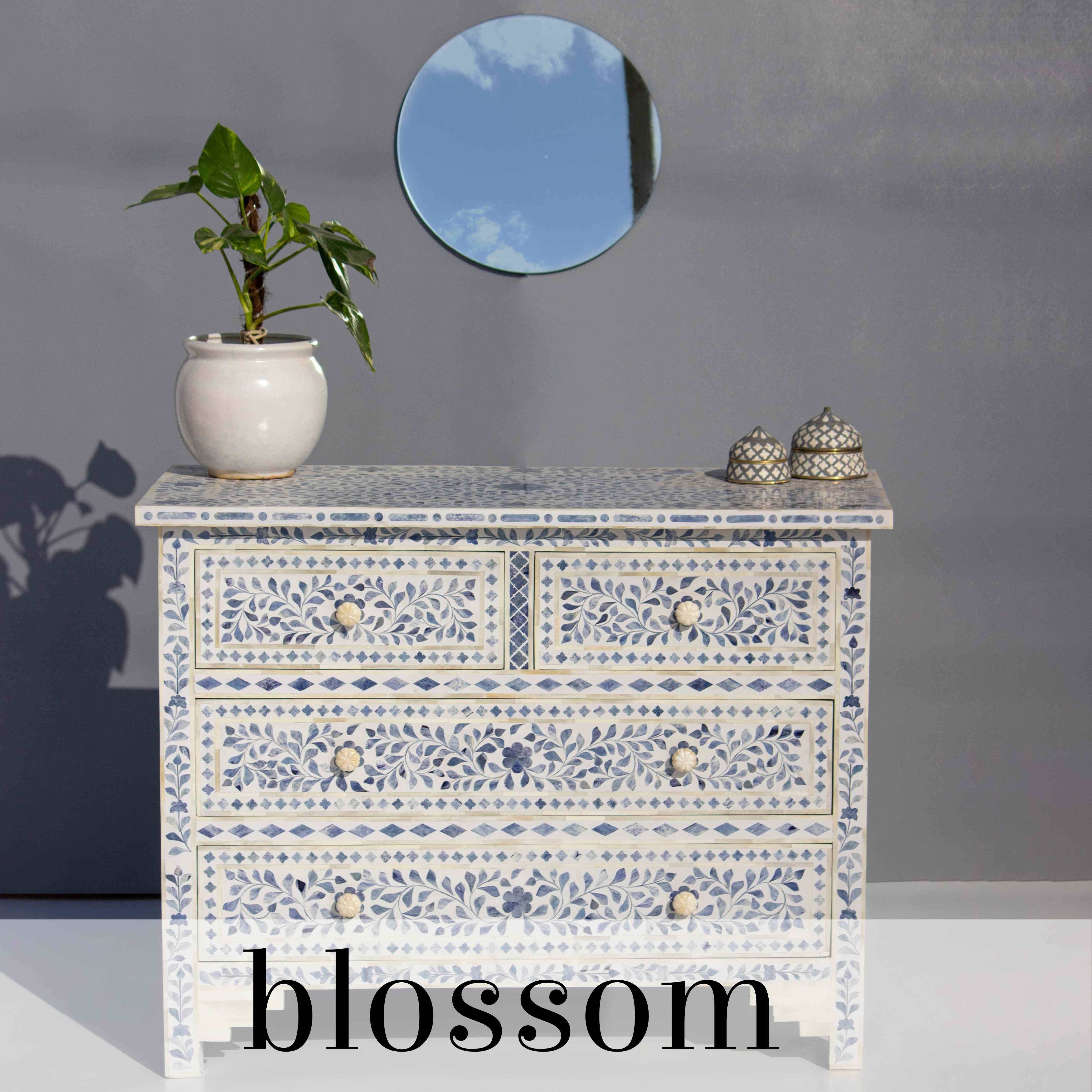 Indiano Comò a quattro cassetti Blossom White con motivo floreale blu in vendita