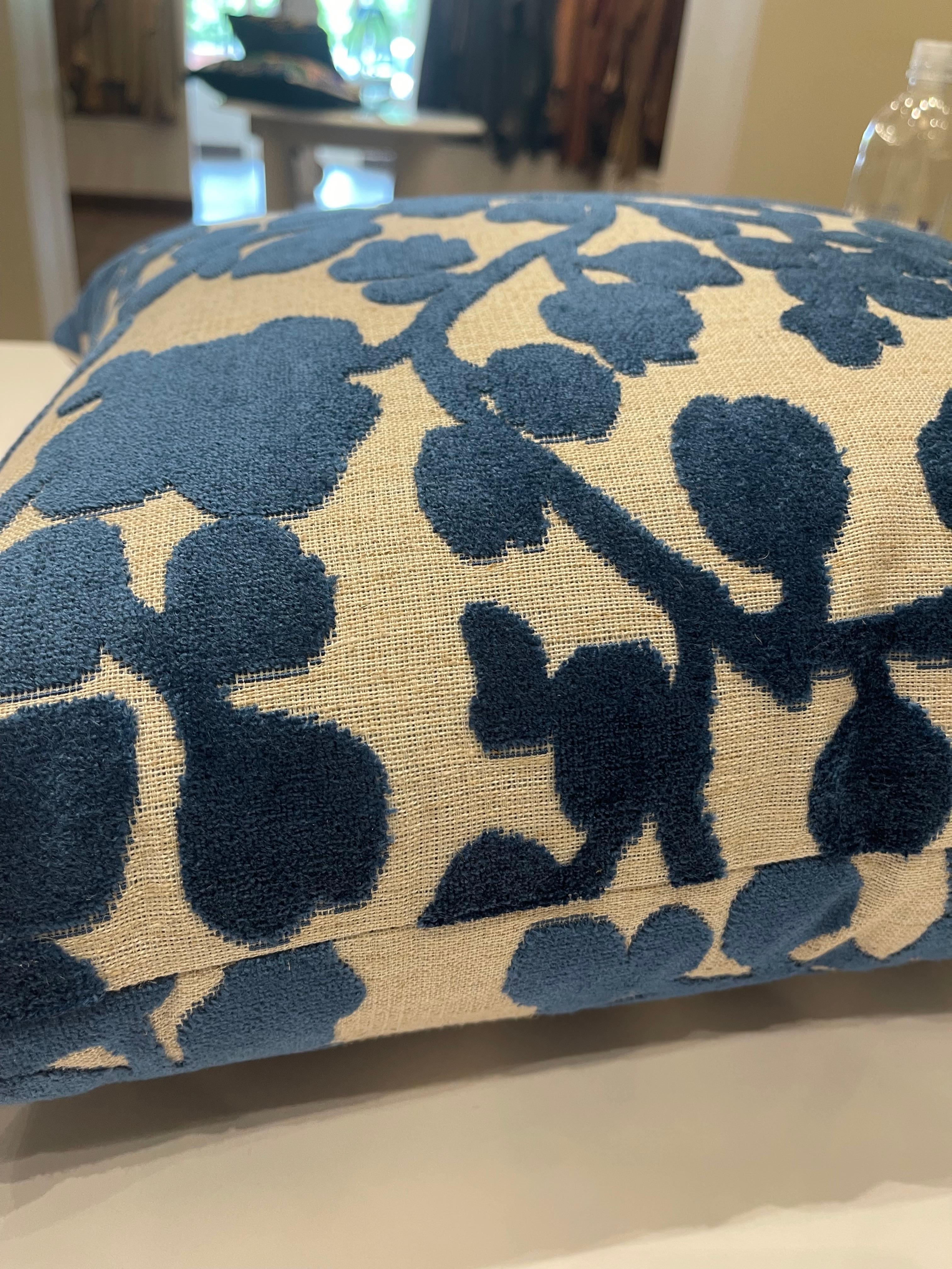 Blossom Cut Velvet Sapphire Throw Pillow (Moderne) im Angebot