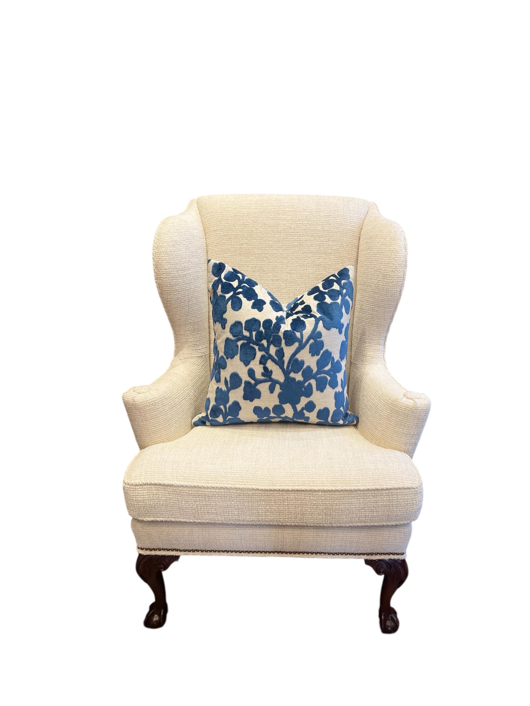 Blossom Cut Velvet Sapphire Throw Pillow im Zustand „Neu“ im Angebot in Saint Louis, US