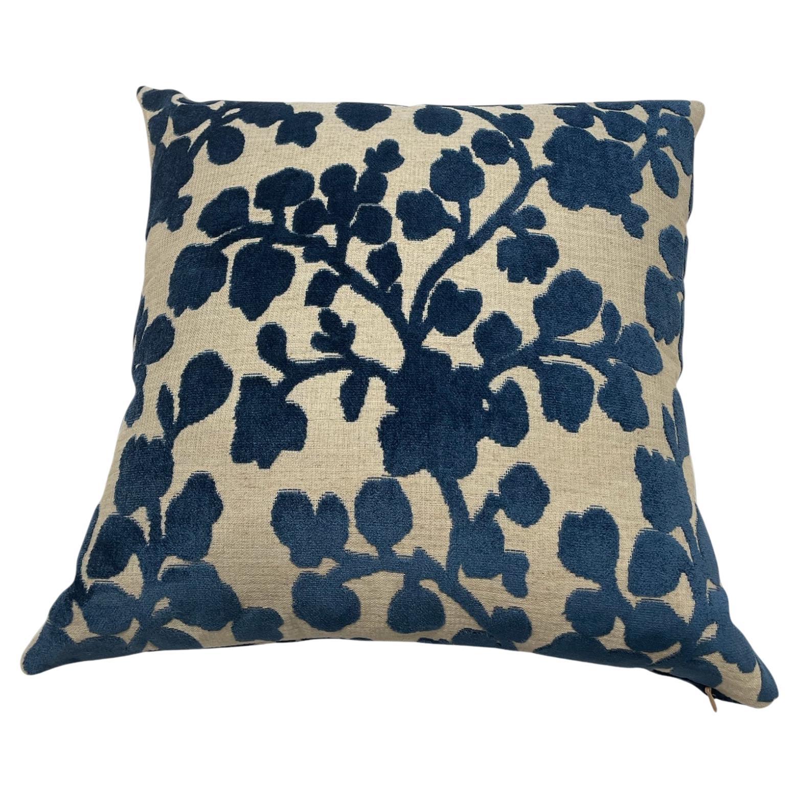 Blossom Cut Velvet Sapphire Throw Pillow im Angebot