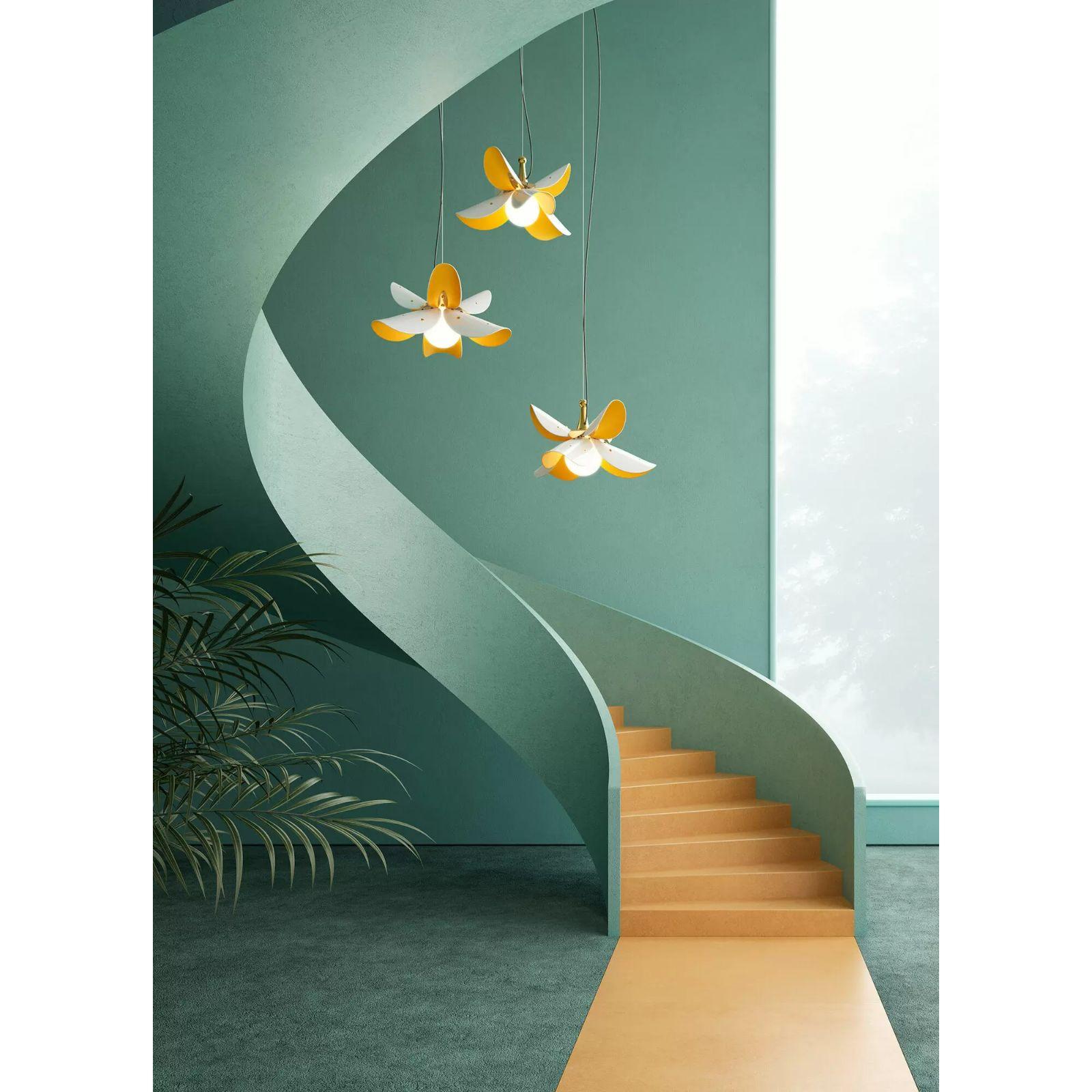 Hanging lamp from the Blossom collection, inspired by the blossoming of flowers in spring, made entirely in porcelain.

Nature, an inexhaustible source of beauty, gives rise to this collection of lamps which evoke the moment when flowers open with
