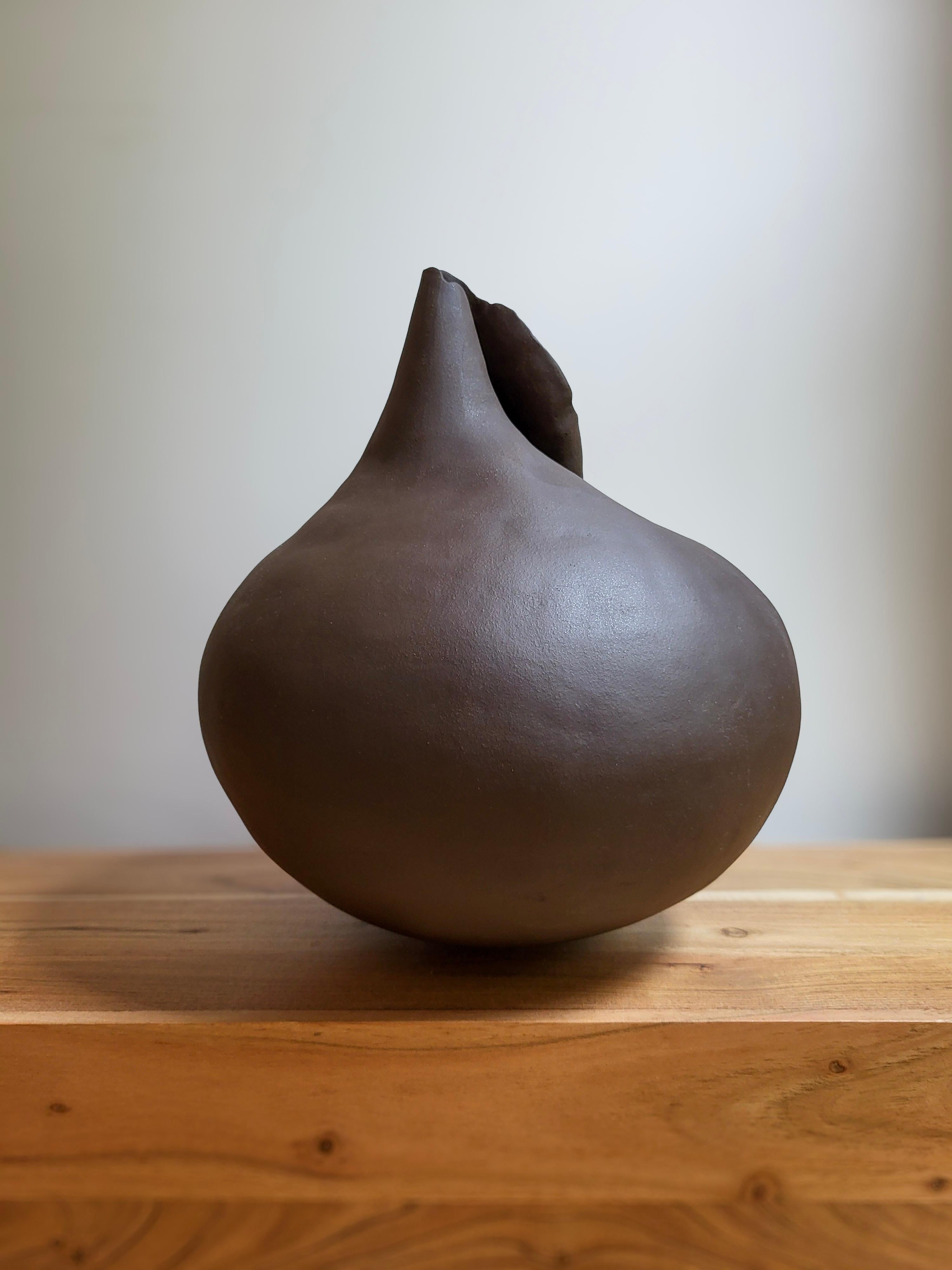 Audrey Vo Van’s ceramic sculptures embody a dialogue between raw matter and quiet refinement. Born to French and Vietnamese parents, she draws from both cultures a deep sensitivity to balance, simplicity, and the beauty of impermanence.

Influenced