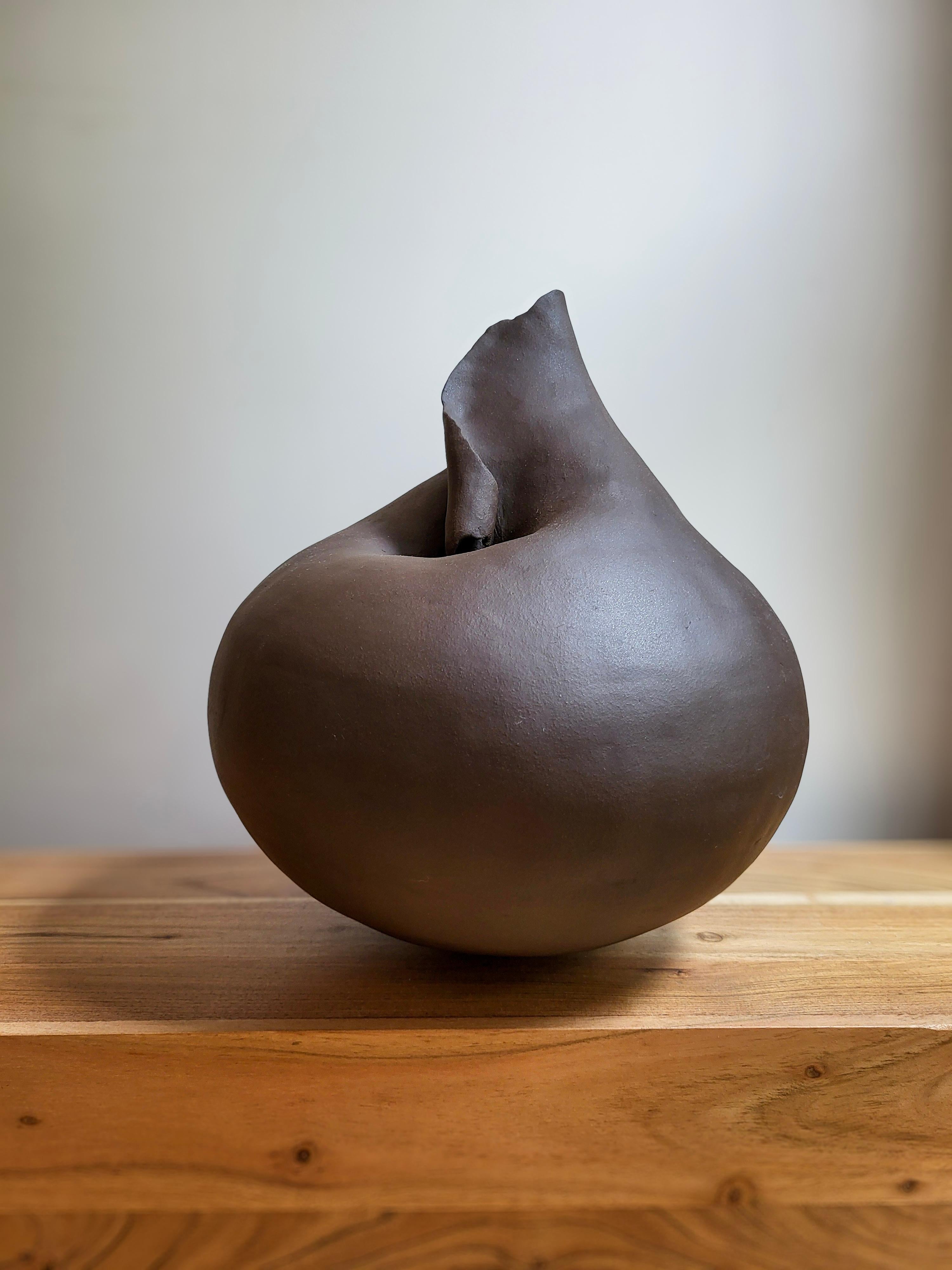 Blossom I - Black stoneware sculptural vase Posmoderno en venta