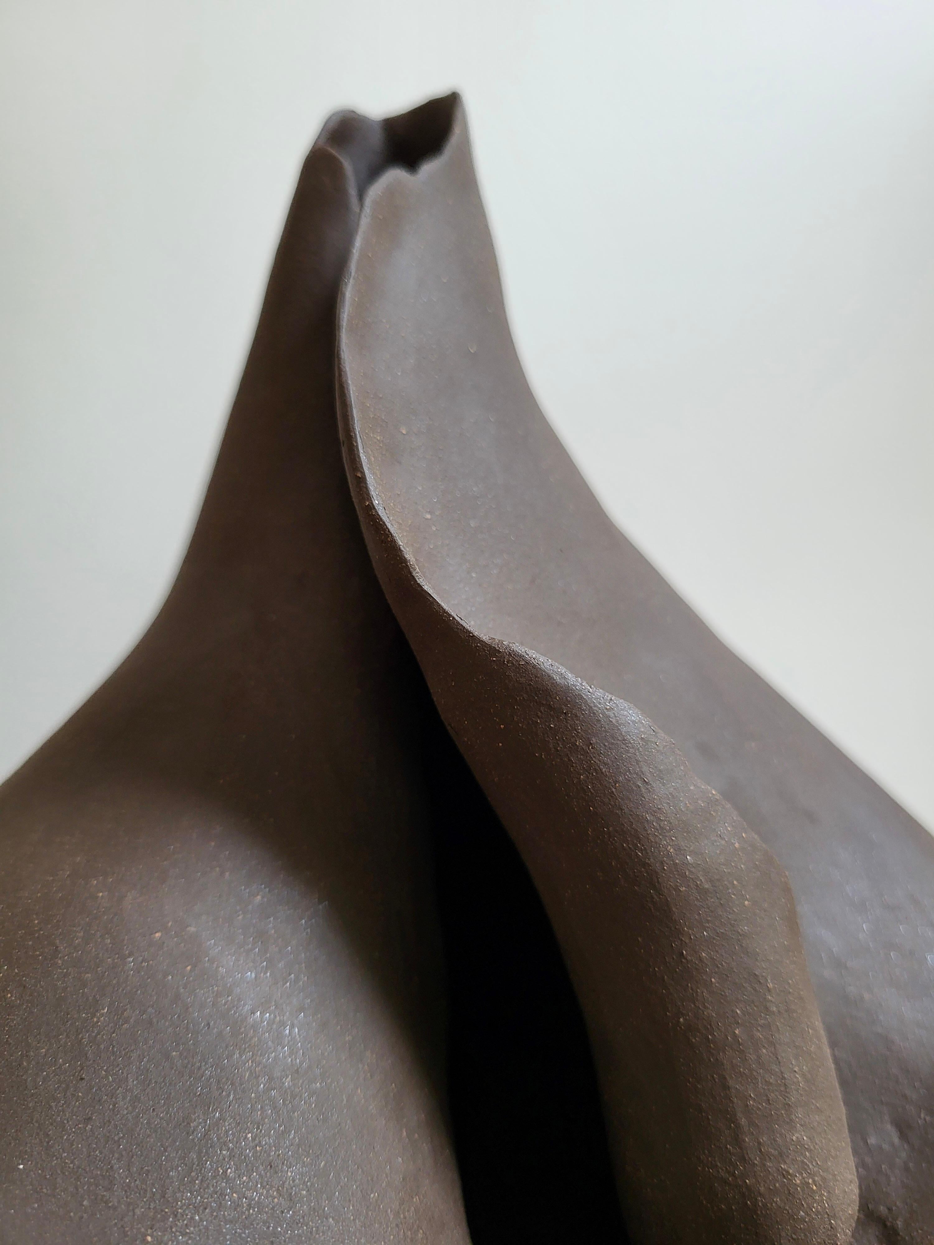 Blossom I - Black stoneware sculptural vase Francés en venta