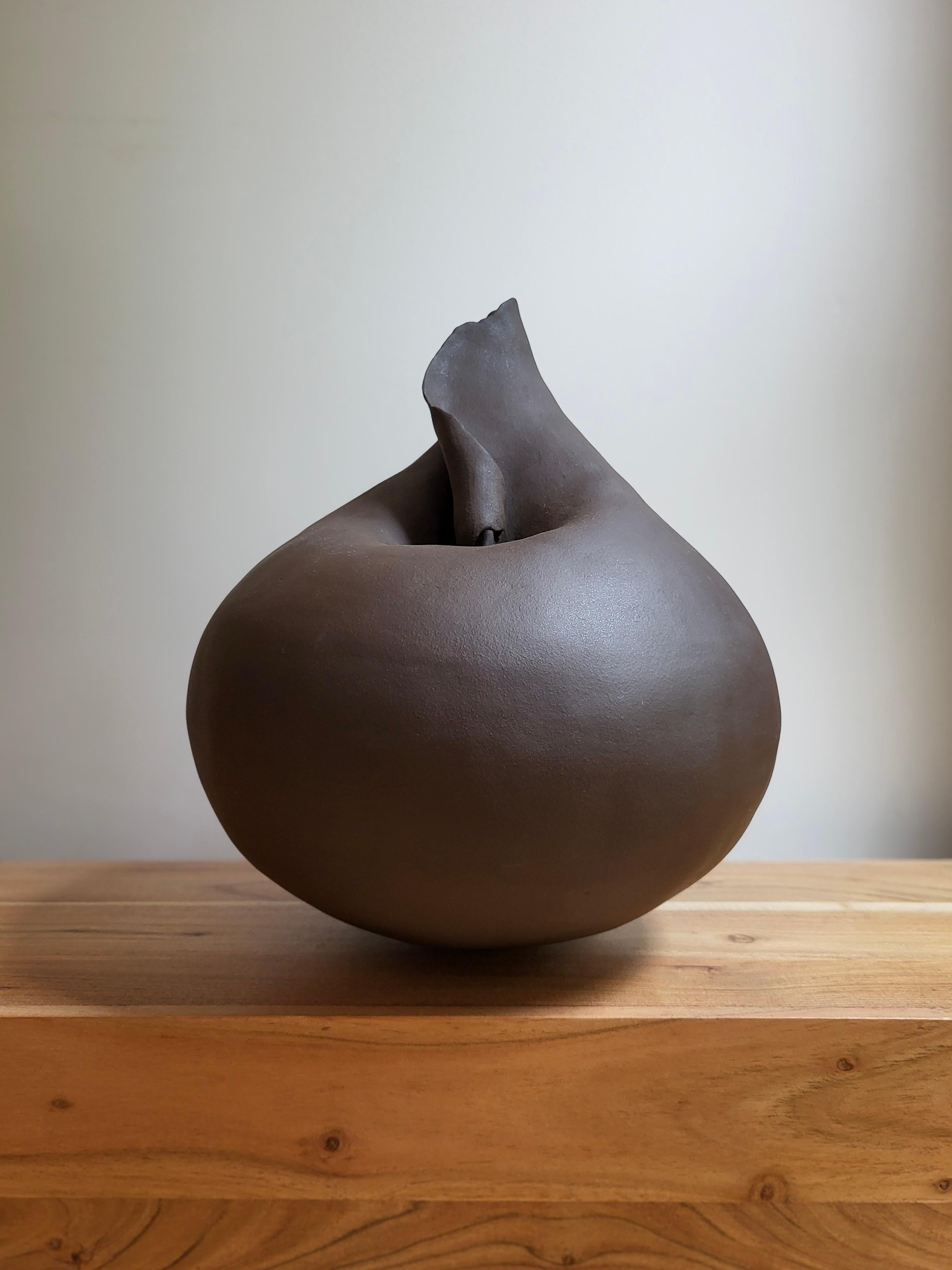 Blossom I - Black stoneware sculptural vase en Nuevo estado para la venta en PRADES-LE-LEZ, FR