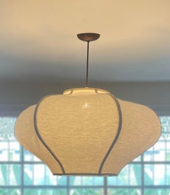 Grande suspension organique moderne belge en lin et laiton Blossom de Wende Reid