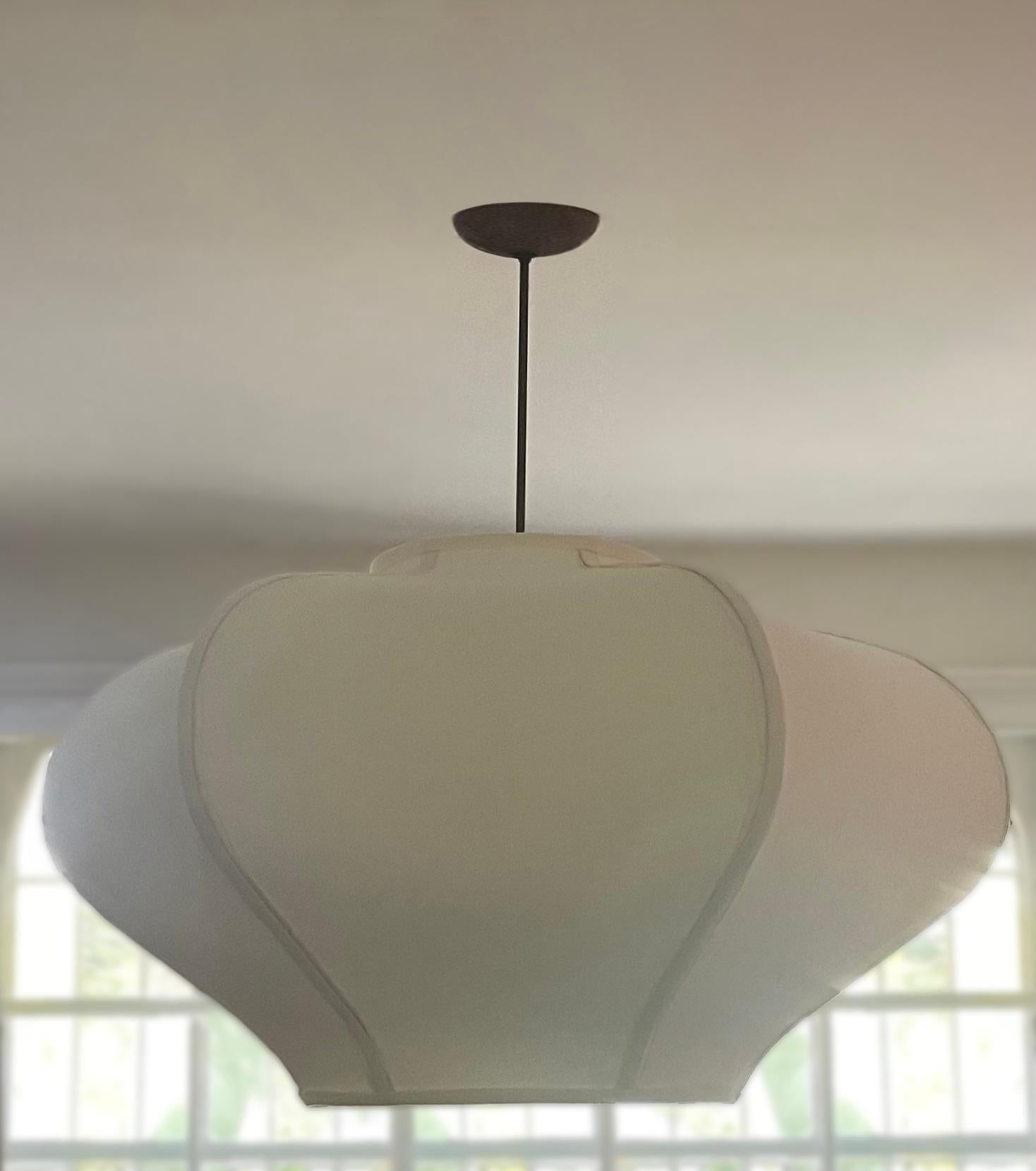 Organique Grande suspension organique moderne belge en lin et laiton Blossom de Wende Reid en vente