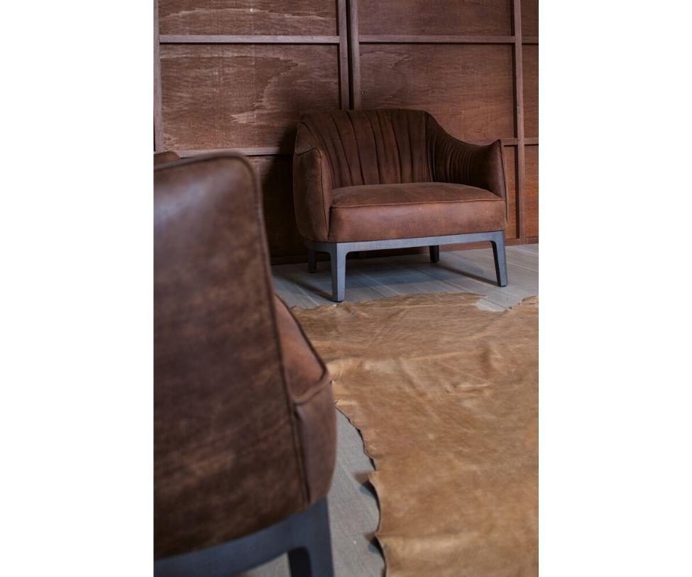 Cod. Salon 840\PL
Dans la version Lounge chair, Blossom présente une base en frêne massif, large et basse, qui accueille un coussin haut et profond, créé pour offrir un maximum de confort.
Le dos plissé, à l'intérieur, met en valeur la fabrication