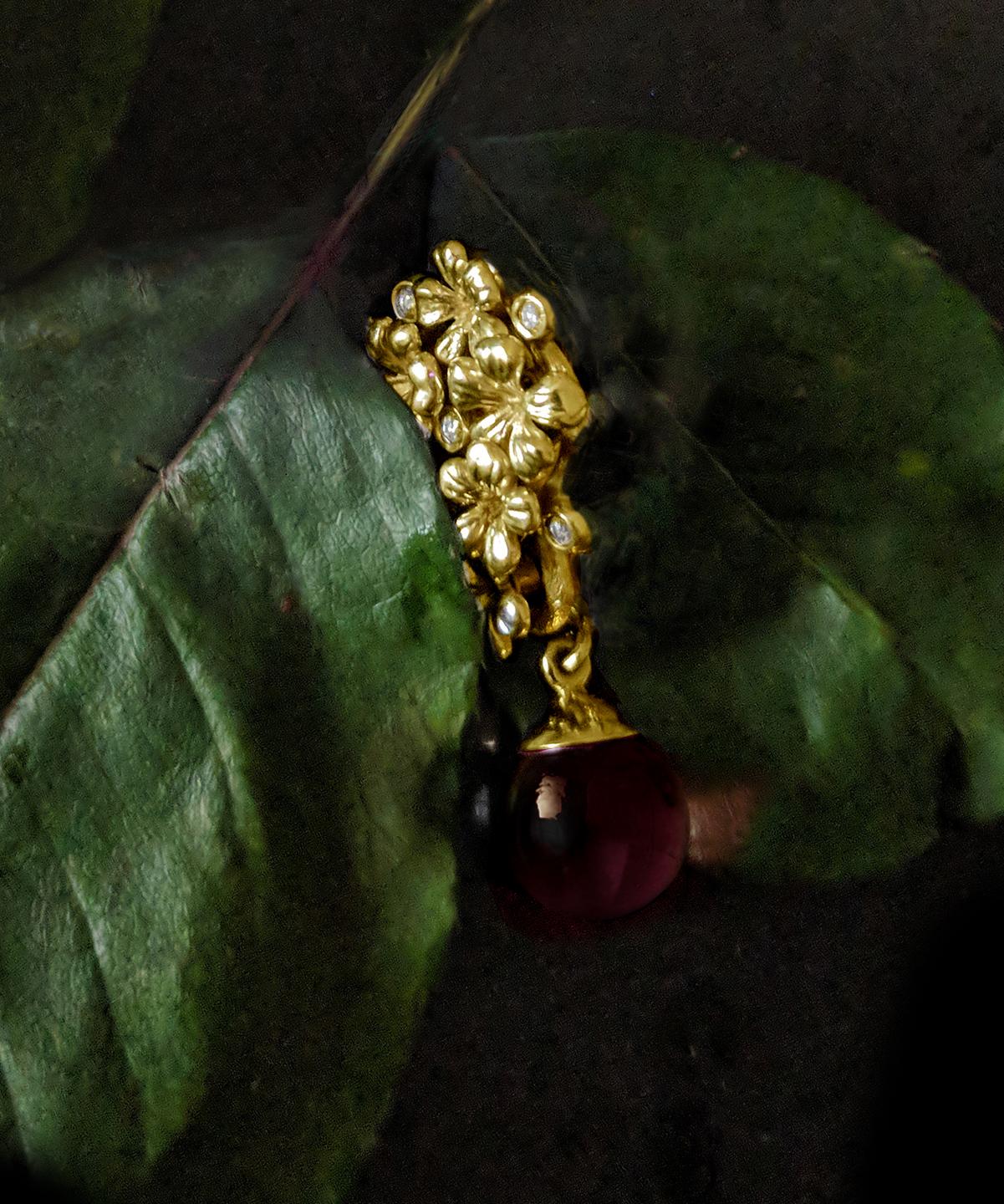 Women's Blossom Modern Transformer Earrings Diamonds in Eighteen Karat Yellow Gold For Sale