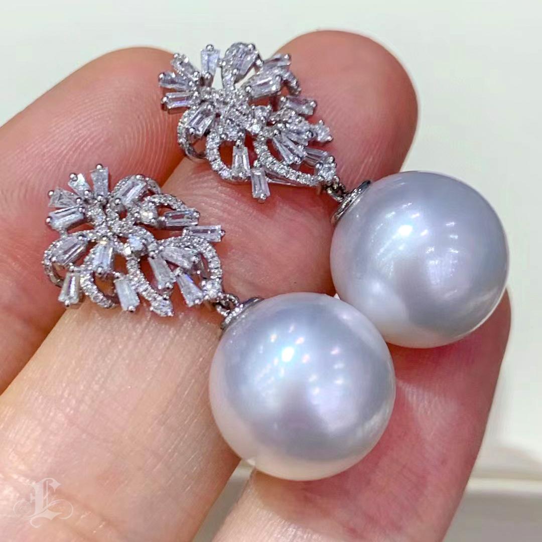 Donna Orecchini con perle dei mari del sud e diamanti da 12-13 mm in vendita