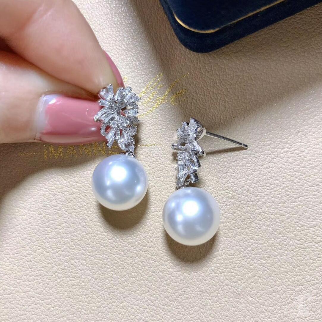 Orecchini con perle dei mari del sud e diamanti da 12-13 mm in vendita 1