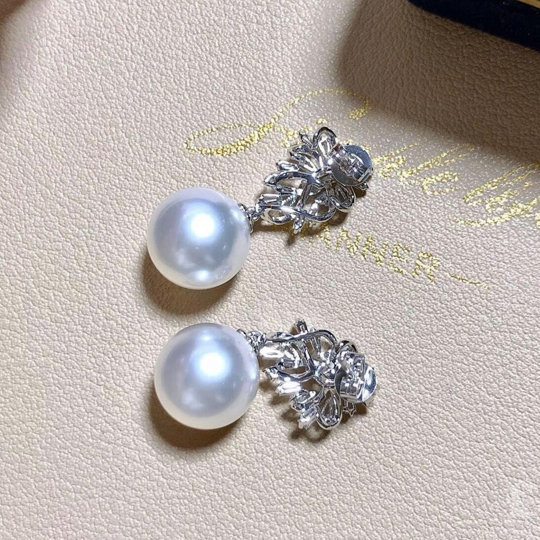Orecchini con perle dei mari del sud e diamanti da 12-13 mm in vendita 4