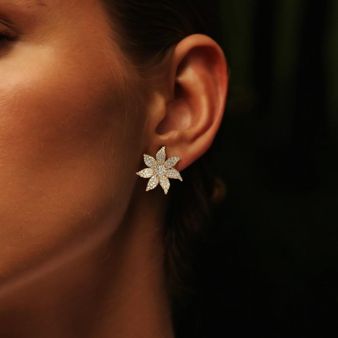 Dai un tocco di eleganza alla tua collezione di gioielli con questi splendidi orecchini Blossom Radiance, delicatamente realizzati in oro giallo 14K. Ogni orecchino presenta un disegno floreale in fiore completamente incrostato di diamanti bianchi
