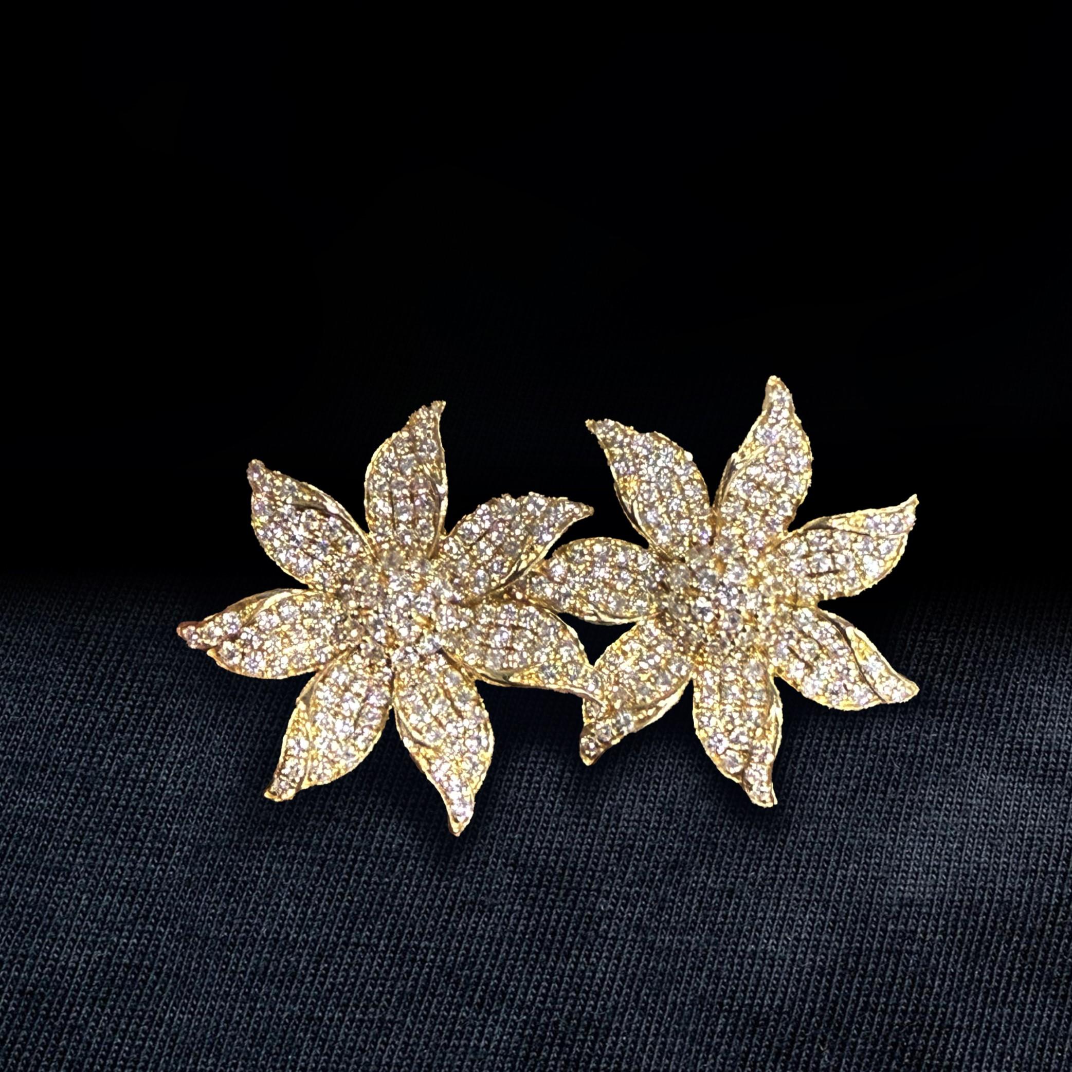 Moderno Orecchini Blossom Radiance in oro giallo 14 carati (o 18 carati su richiesta) con fiori di diamanti in vendita