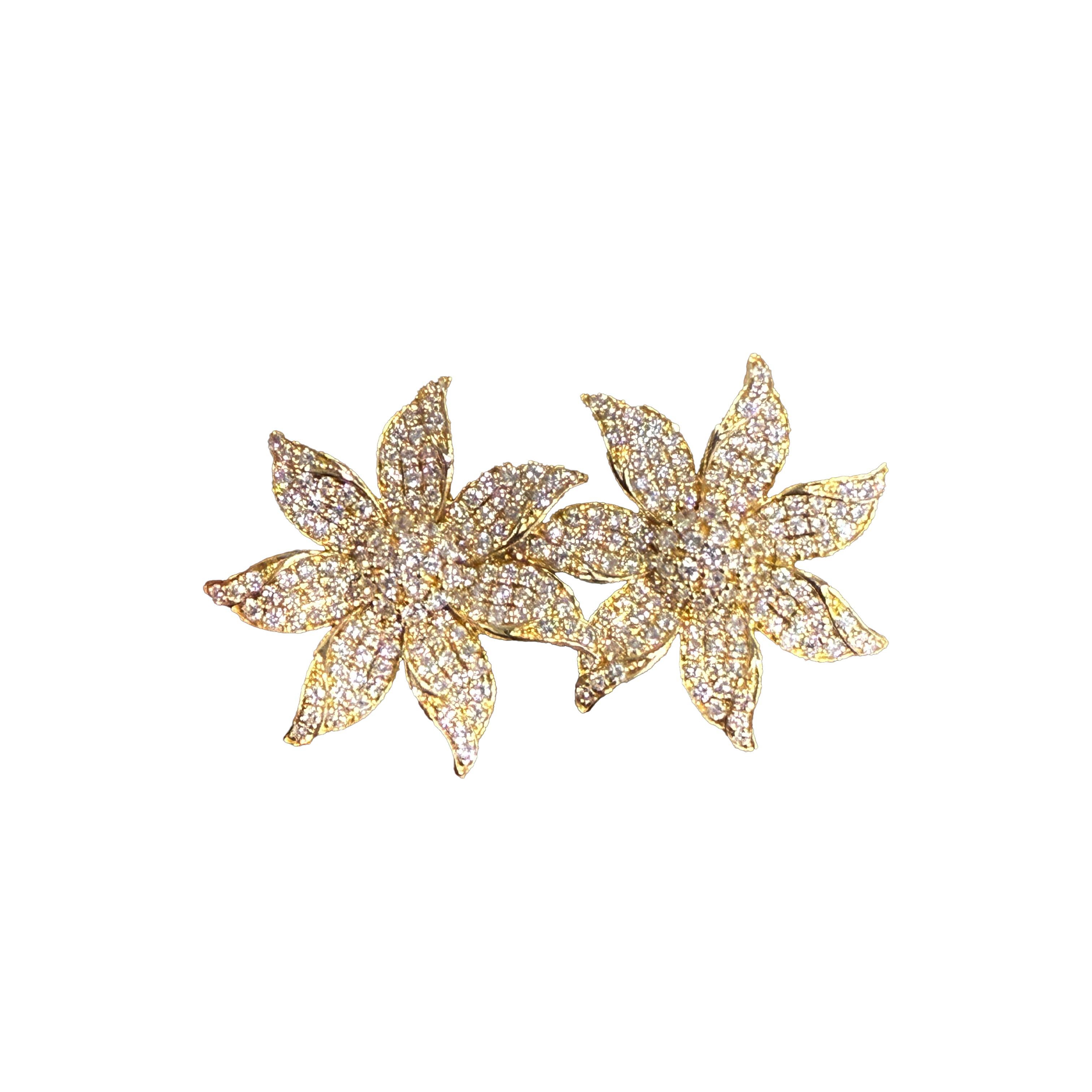 Orecchini Blossom Radiance in oro giallo 14 carati (o 18 carati su richiesta) con fiori di diamanti In condizioni Nuovo in vendita a Los Angeles, CA
