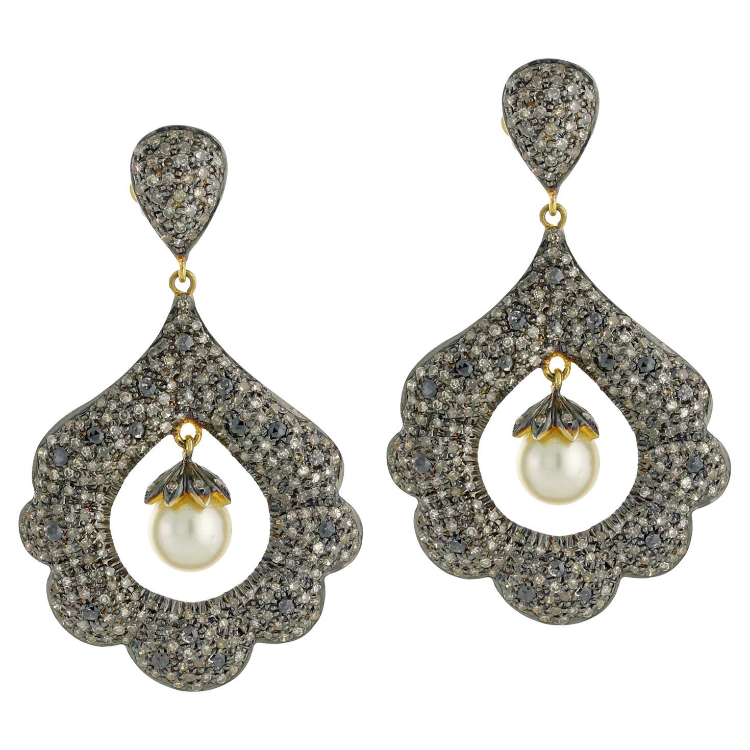 Boucles d'oreilles en forme de fleur avec perle centrale et diamants pavés en or et argent